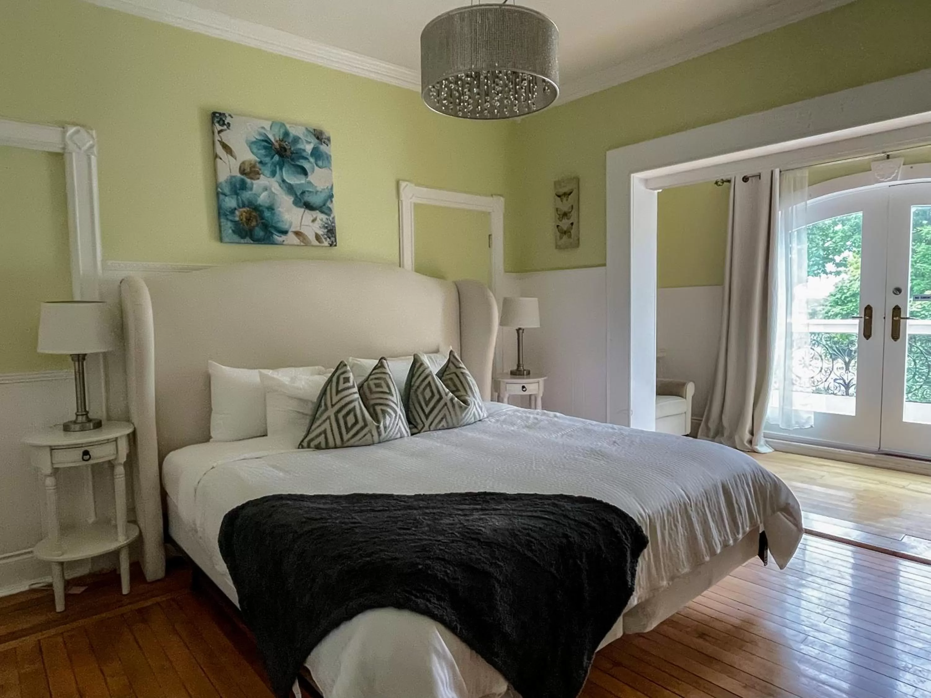 Deluxe King Room in Niagara Grandview Boutique Hotel