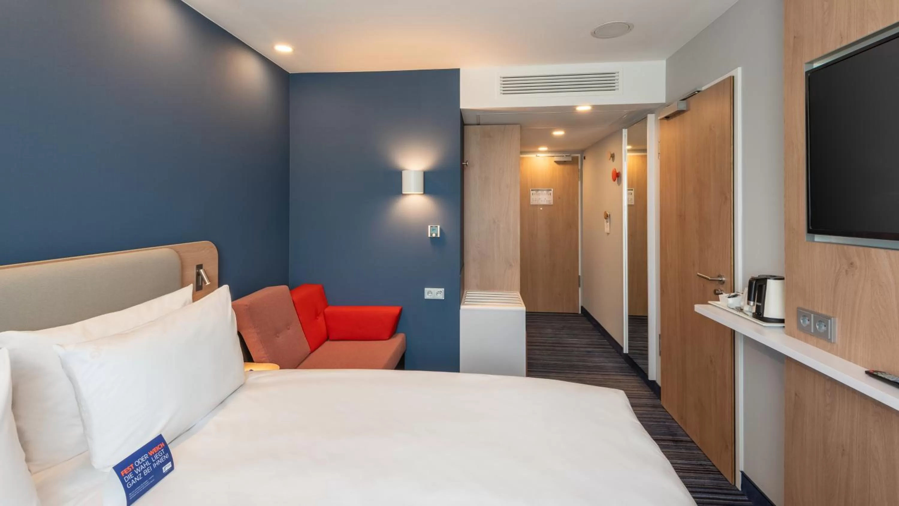 Photo of the whole room, Bed in Holiday Inn Express - Hamburg South A7-AS42 by IHG