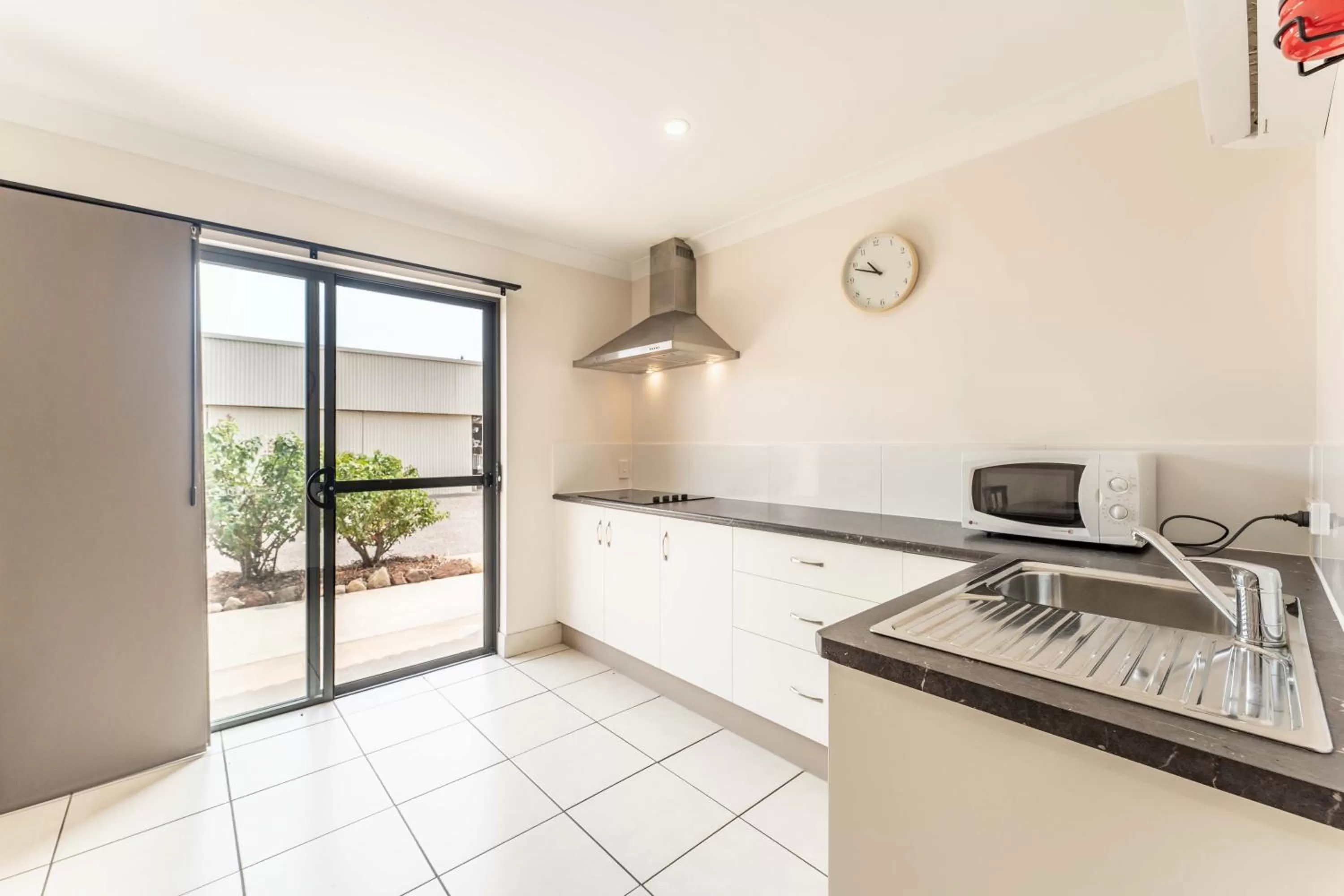 Kitchen/Kitchenette in Emerald Gardens Motel & Apartments
