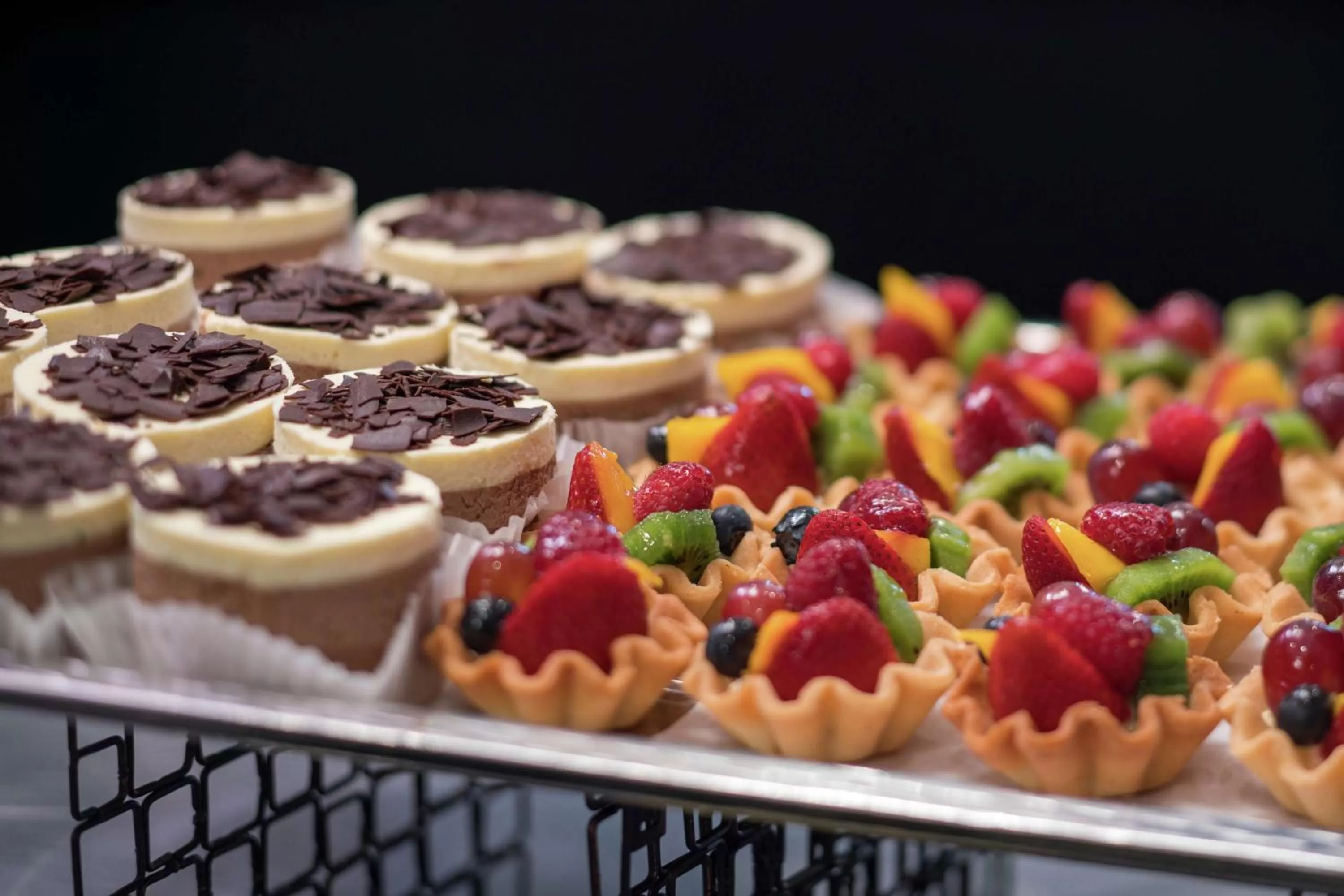 Dining area in DoubleTree by Hilton San Francisco Airport North Bayfront