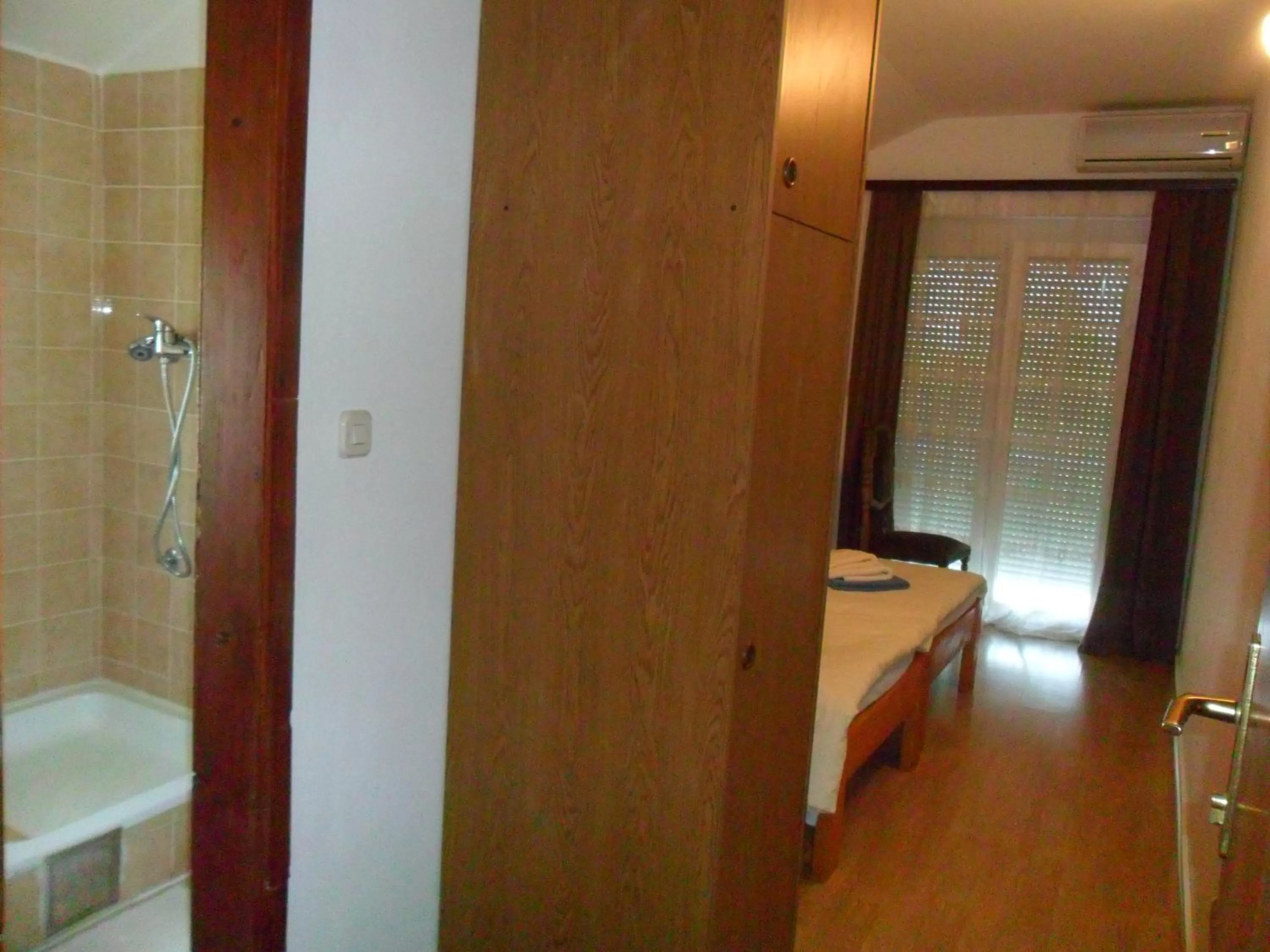 Logo/Certificate/Sign, TV/Entertainment Center in Rooms MBM