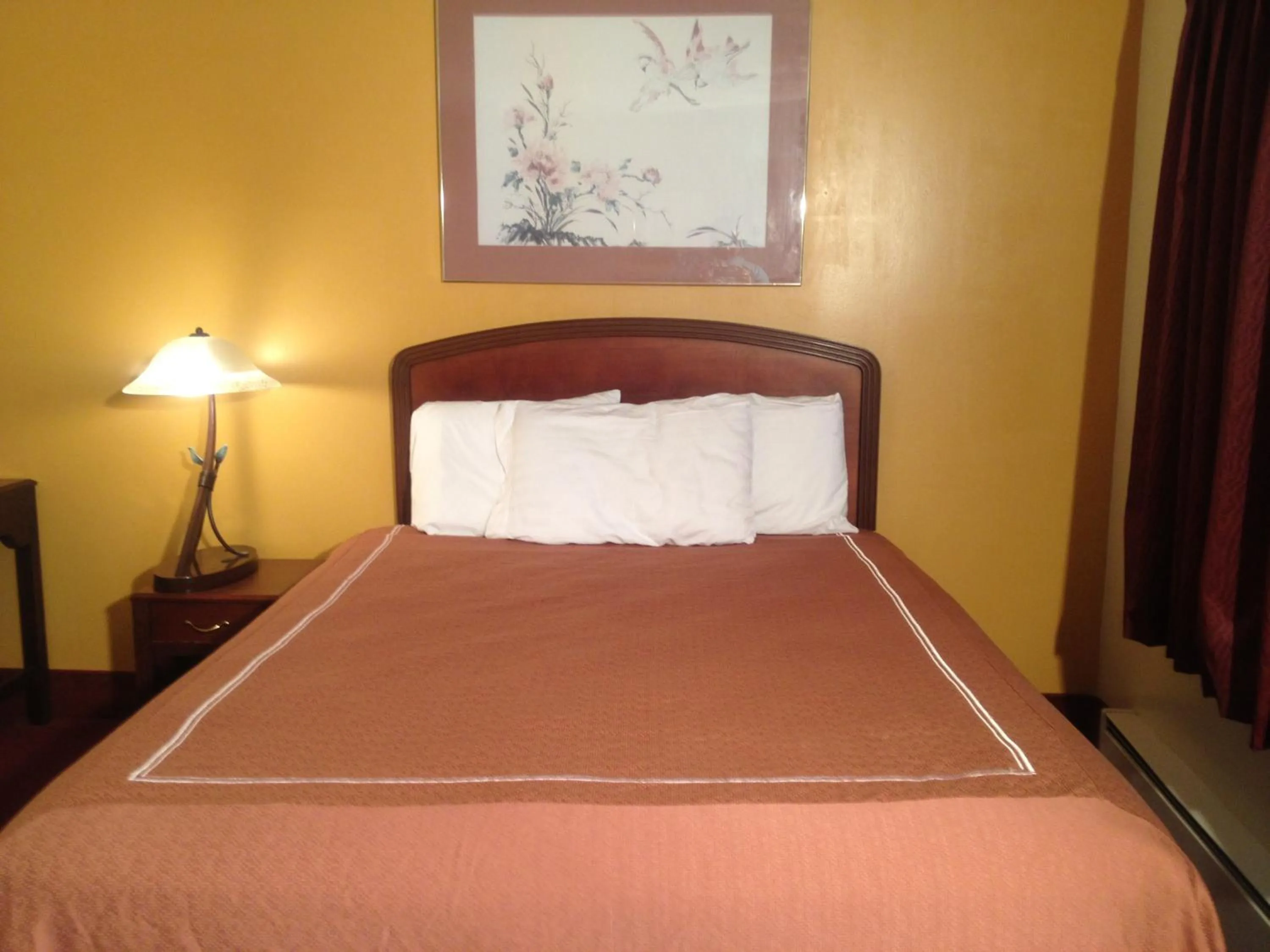 Bed in Caravan Motel