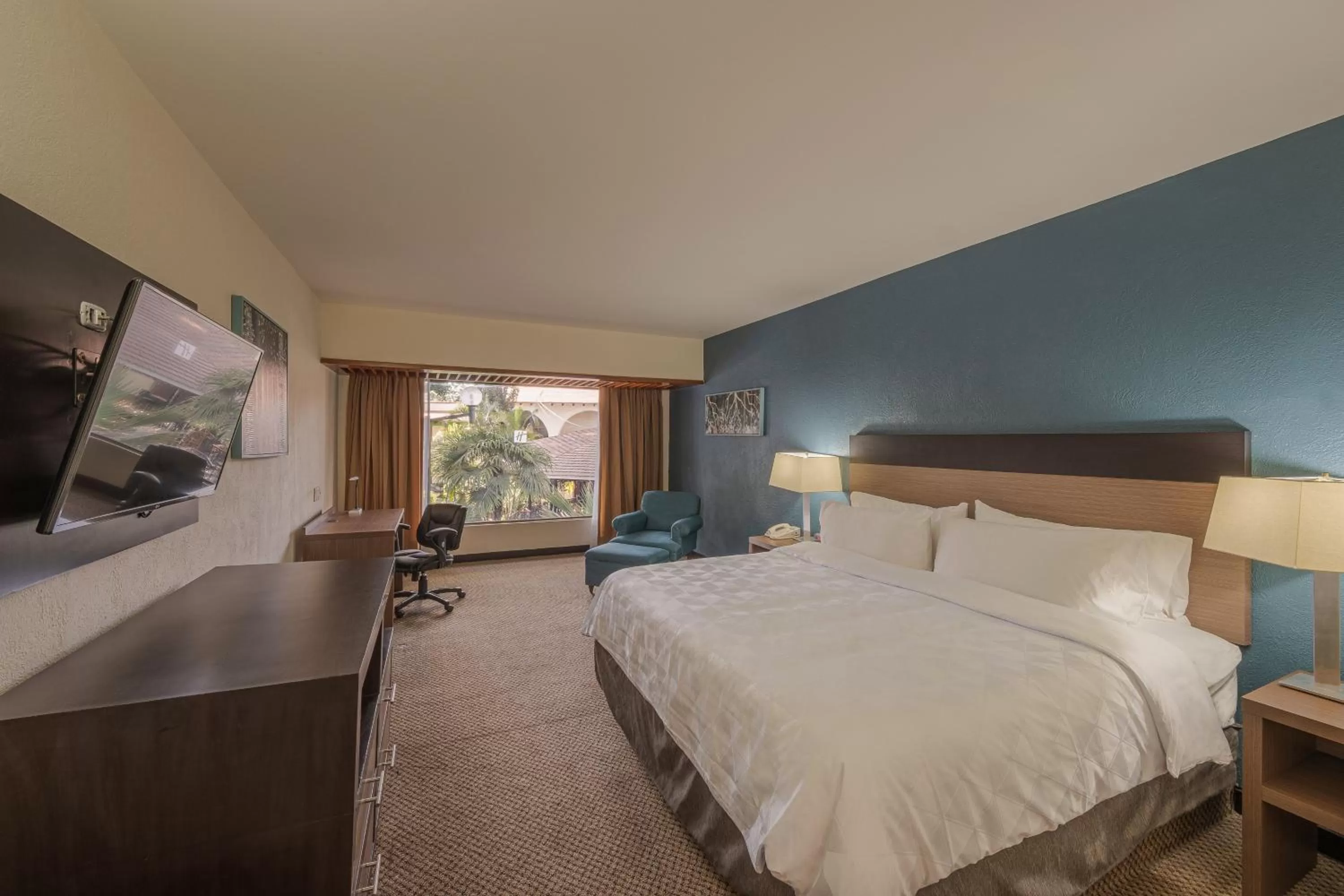 Photo of the whole room, Bed in Holiday Inn Guadalajara Expo Plaza del Sol by IHG