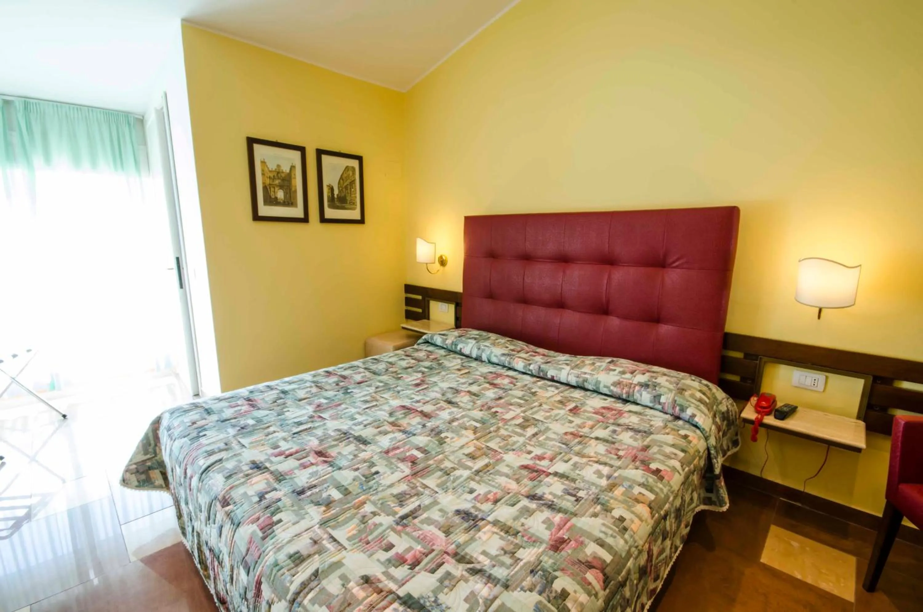 Photo of the whole room, Bed in Hotel Tarconte