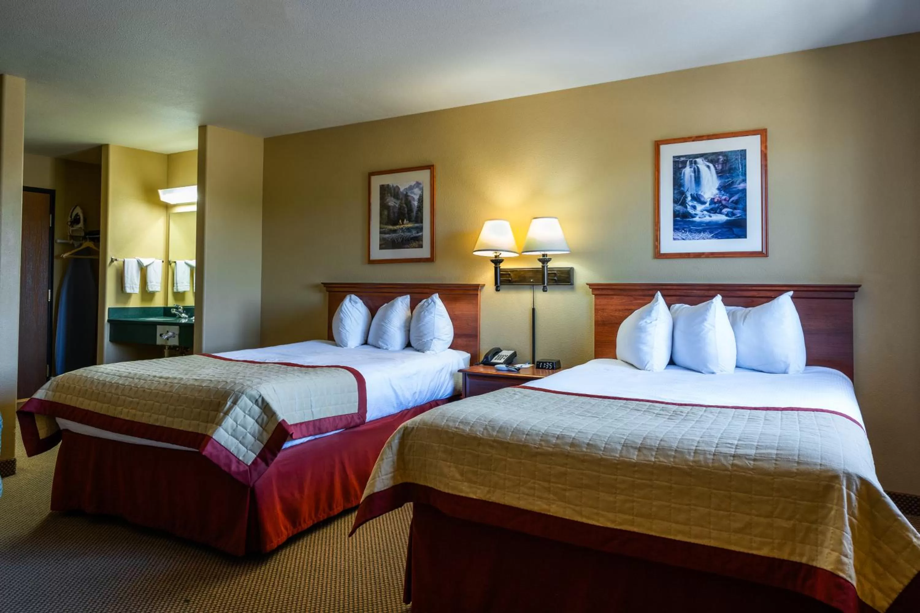 Bed in Pinedale Hotel & Suites