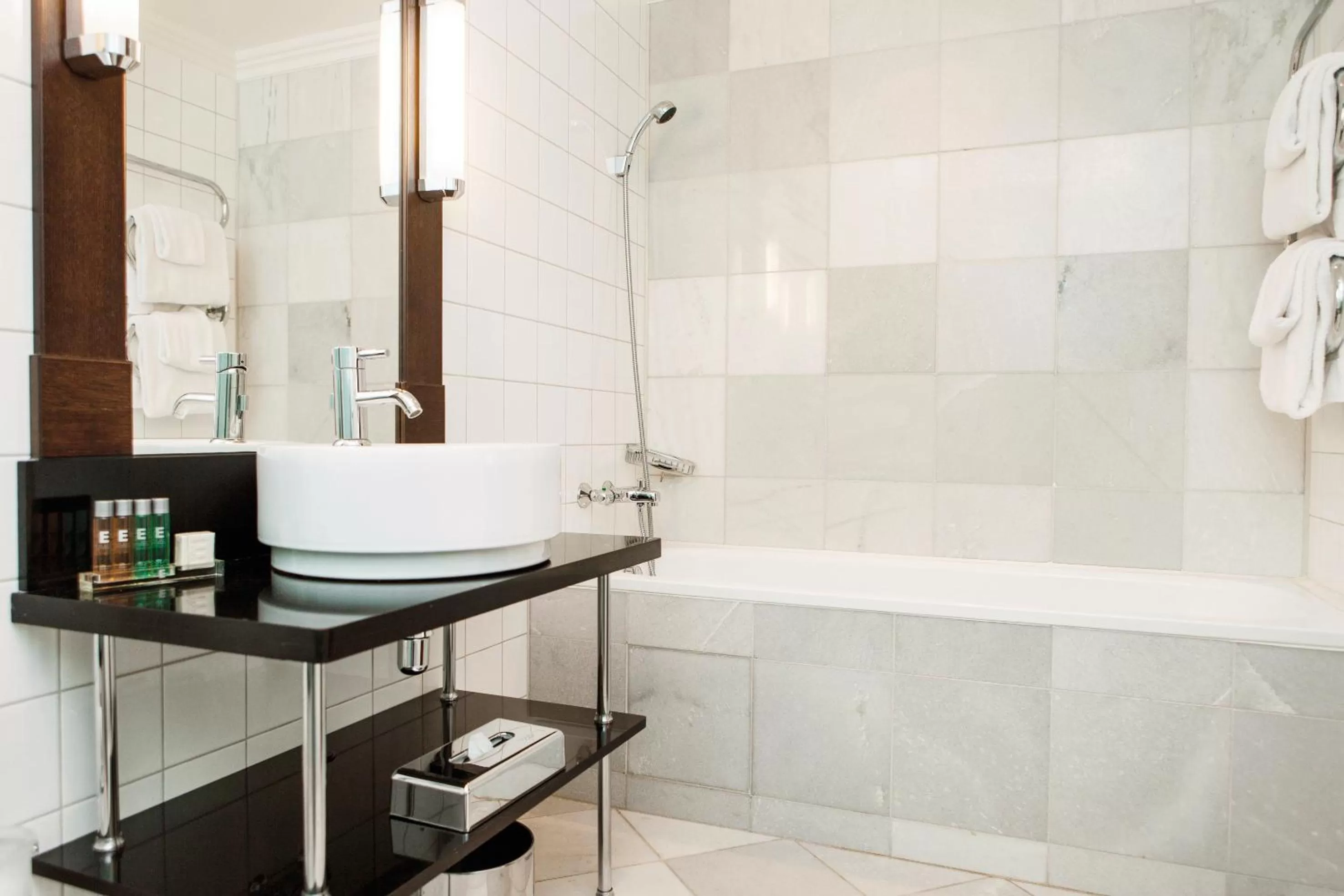 Bathroom in Elite Park Avenue Hotel