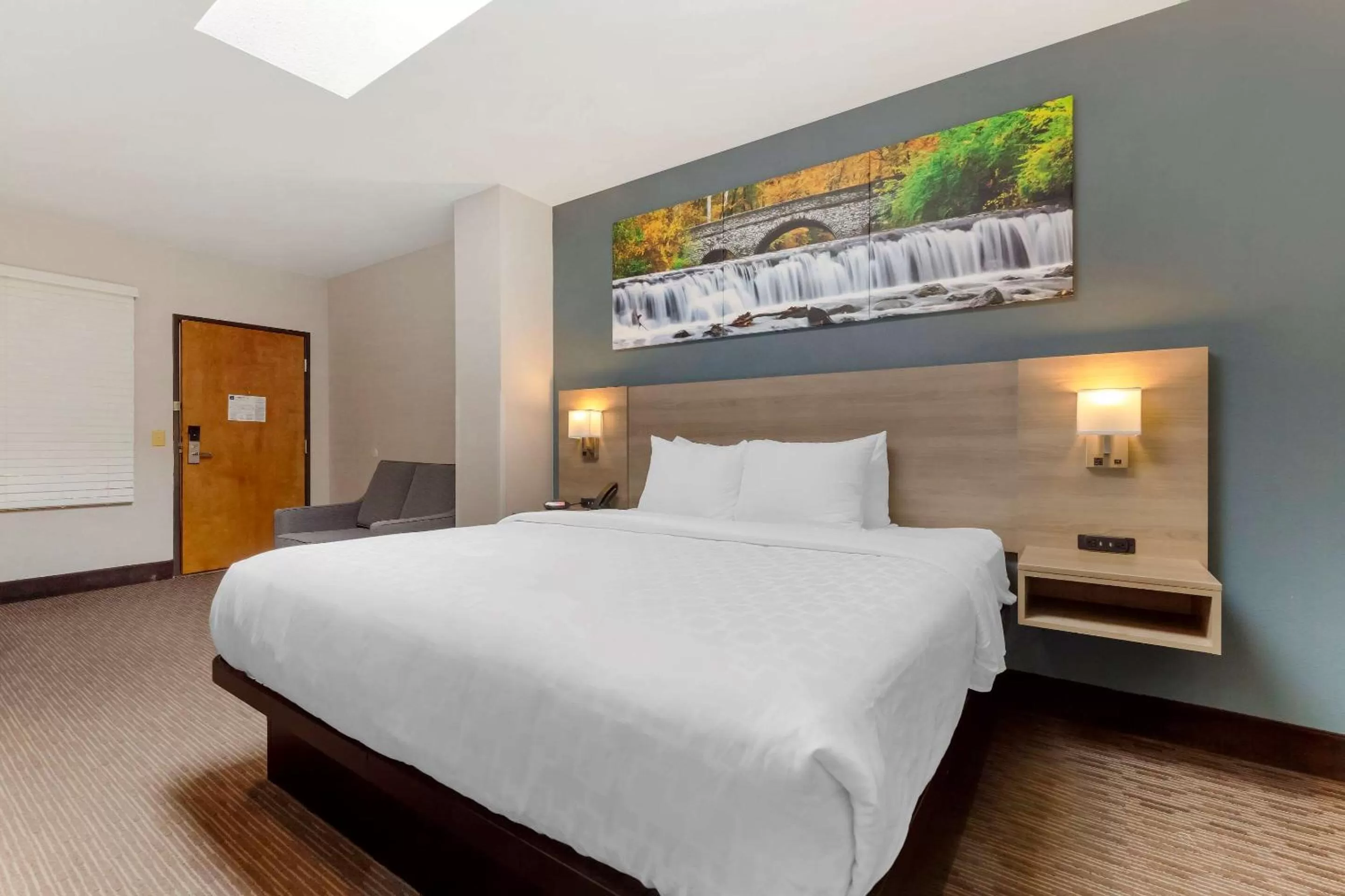 Bedroom in Clarion Pointe Tomah