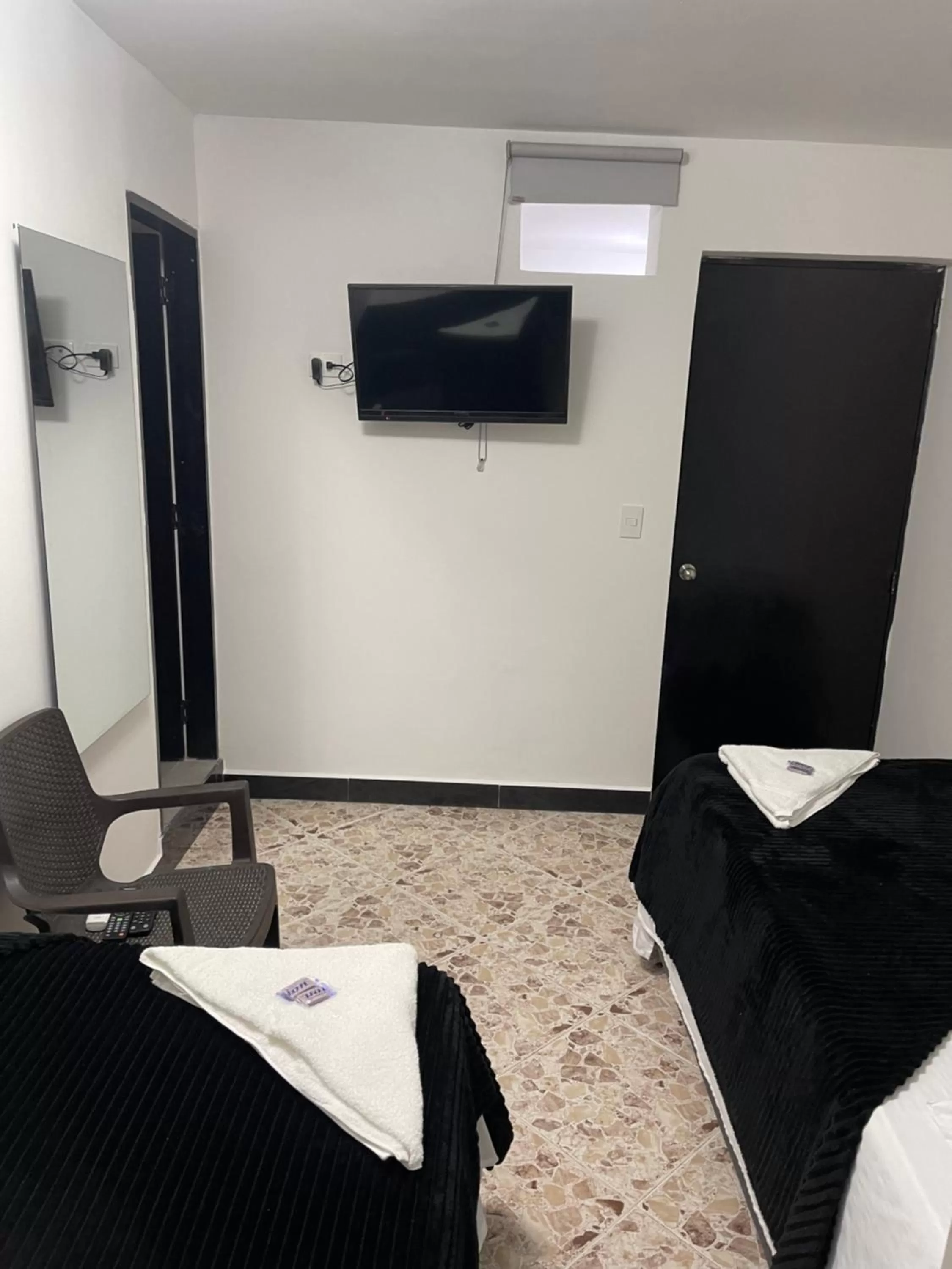 Bed, TV/Entertainment Center in Hotel De León Estadio