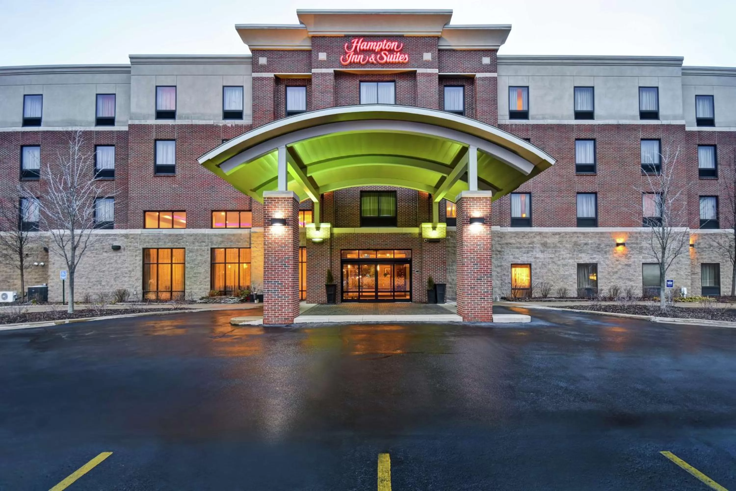 Property building in Hampton Inn & Suites Detroit-Canton