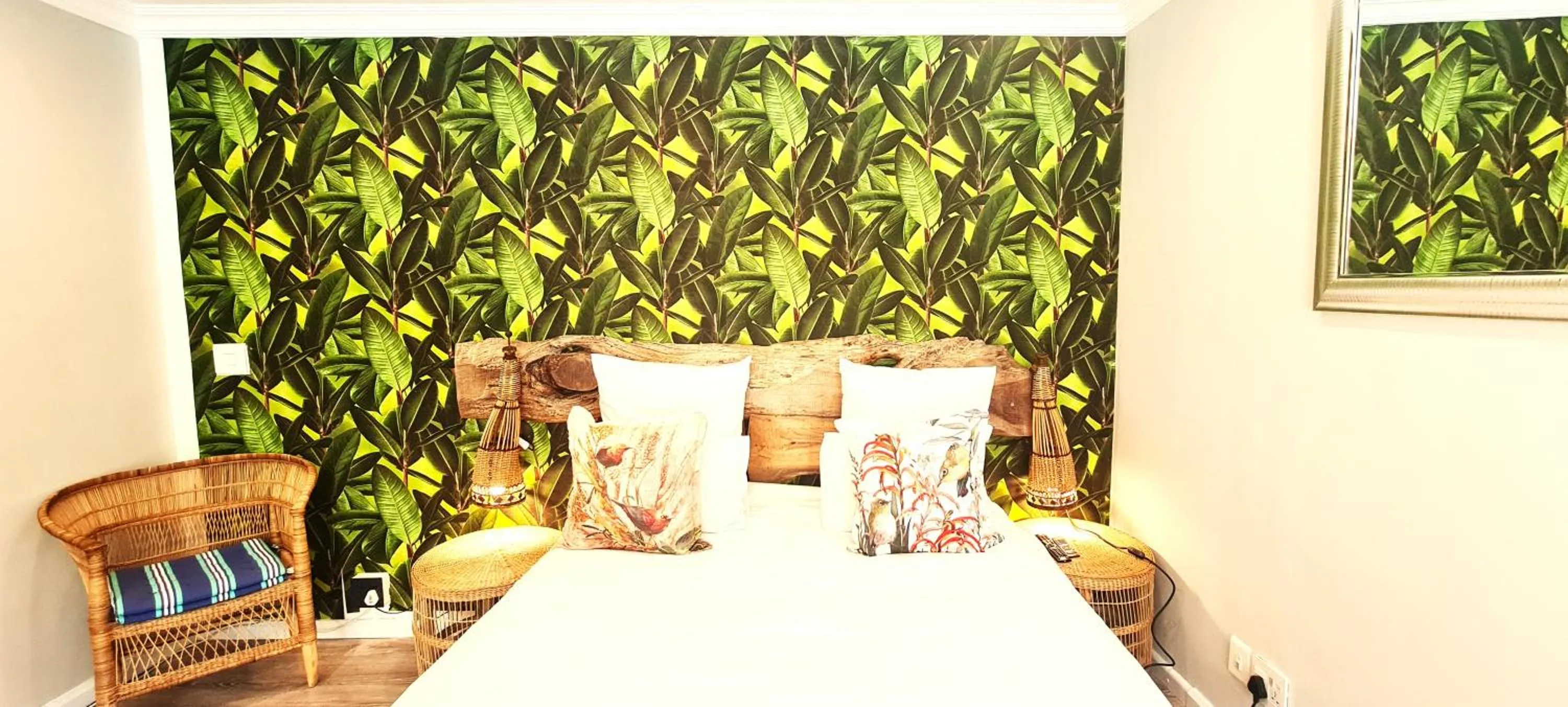 Deluxe Queen Room in African Groove Camps Bay