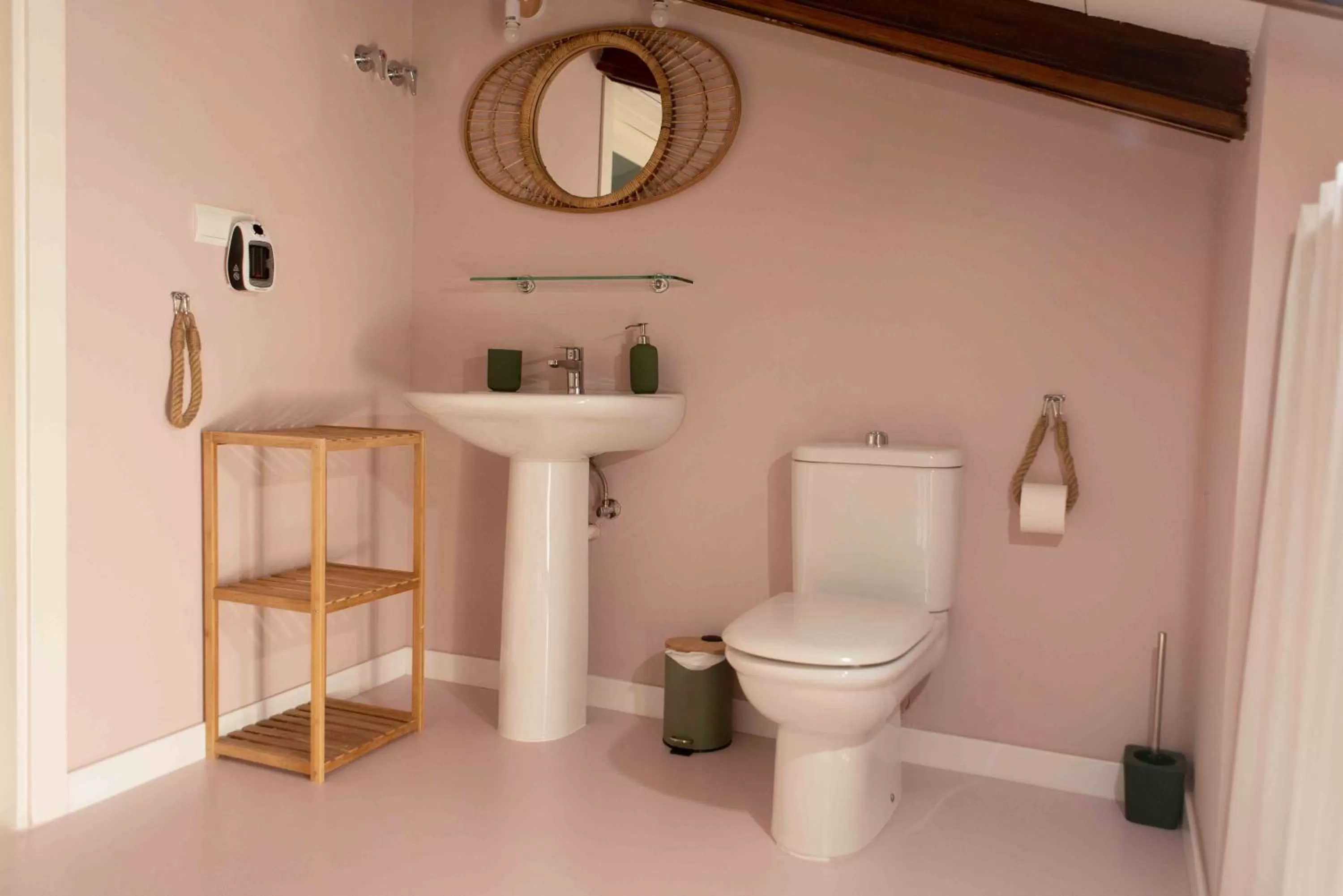 Bathroom in Hotel Almunia