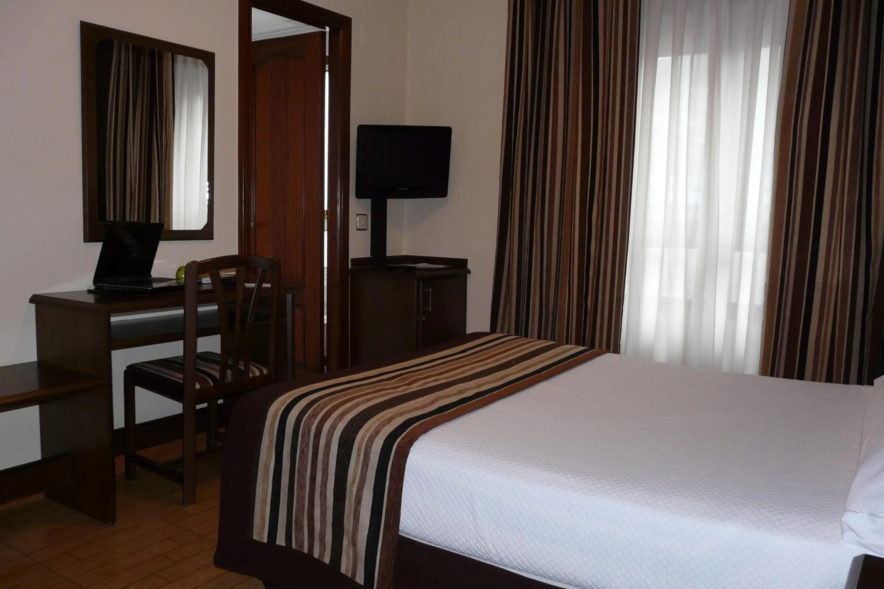 Photo of the whole room, Bed in Idh Angel