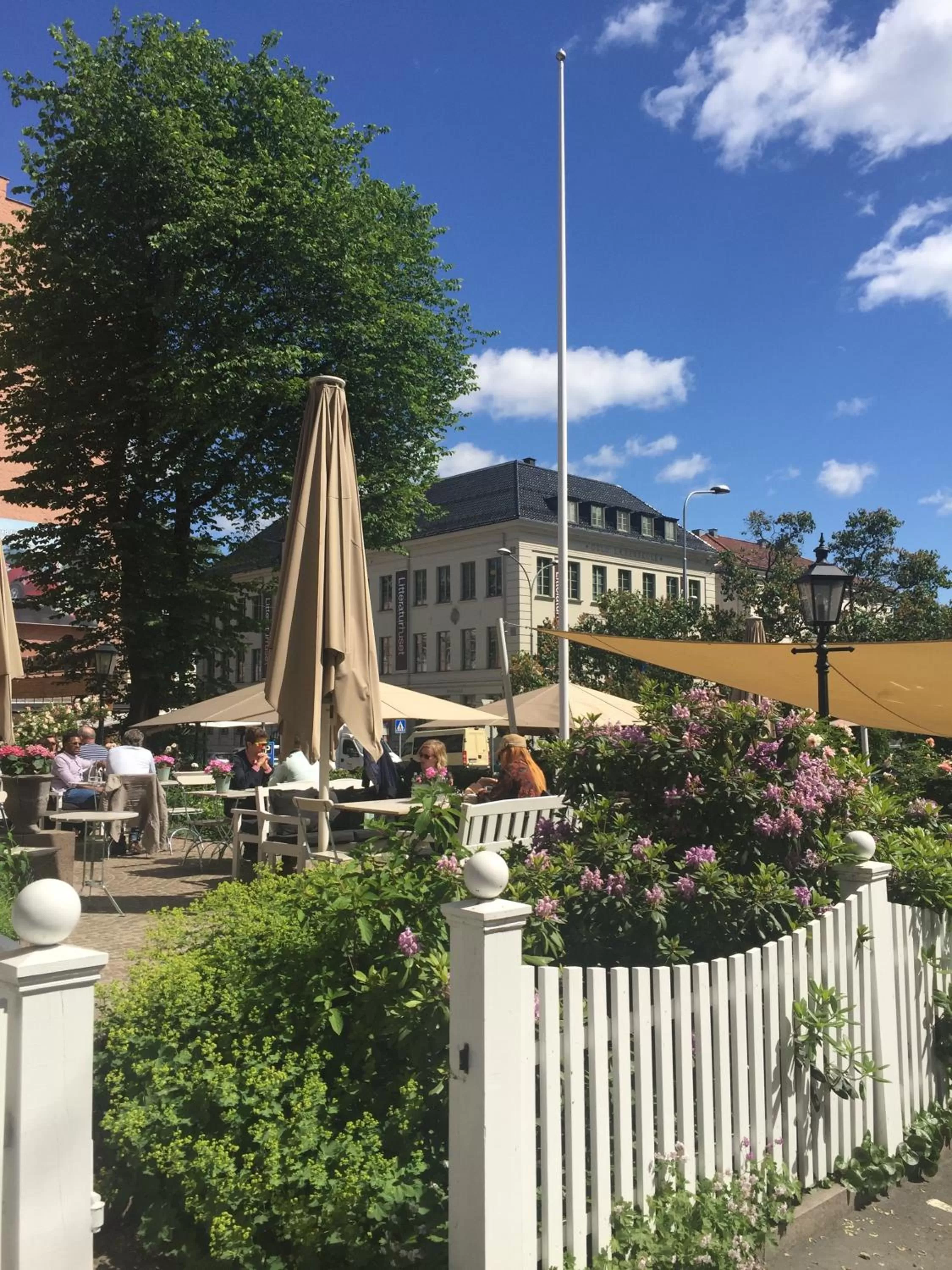 group of guests, Property Building in Camillas Hus