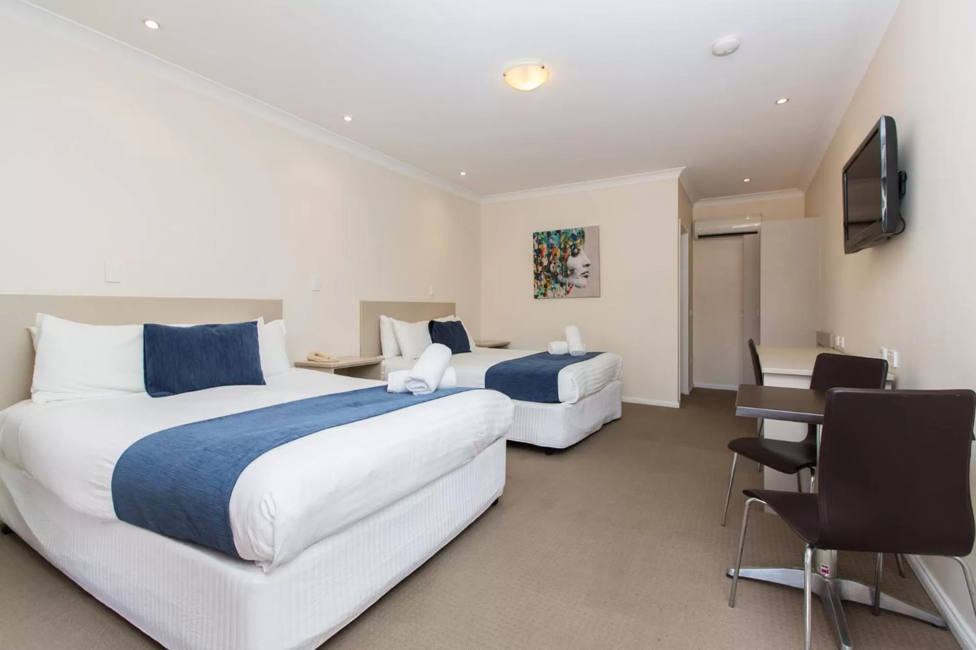 Bed in Lincoln Cottage Motor Inn