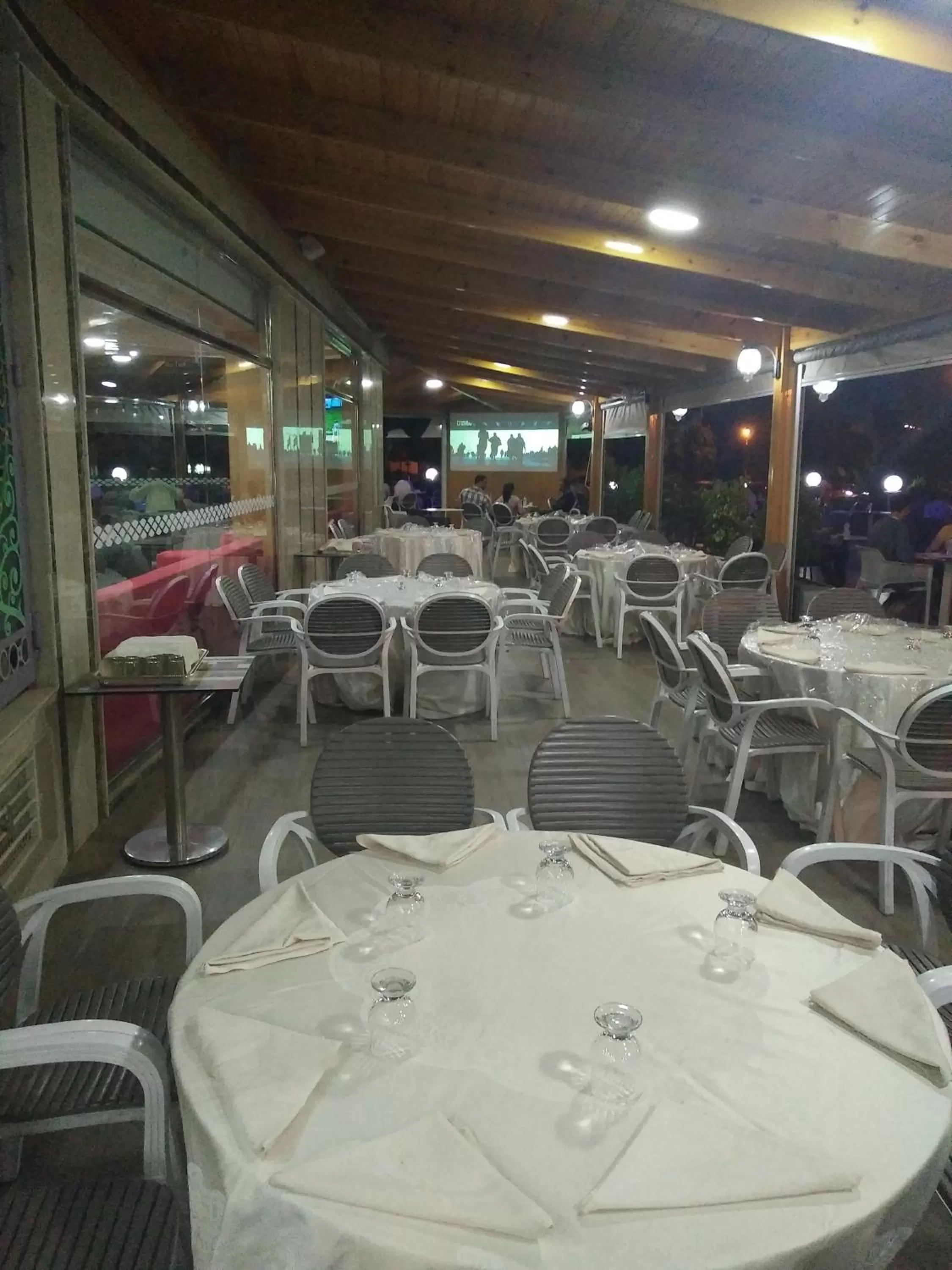 Restaurant/Places to Eat in Hôtel Hadaik Ain Asserdoune