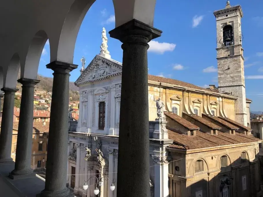 Nearby landmark in Holly's House Nearby landmark in Holly's House