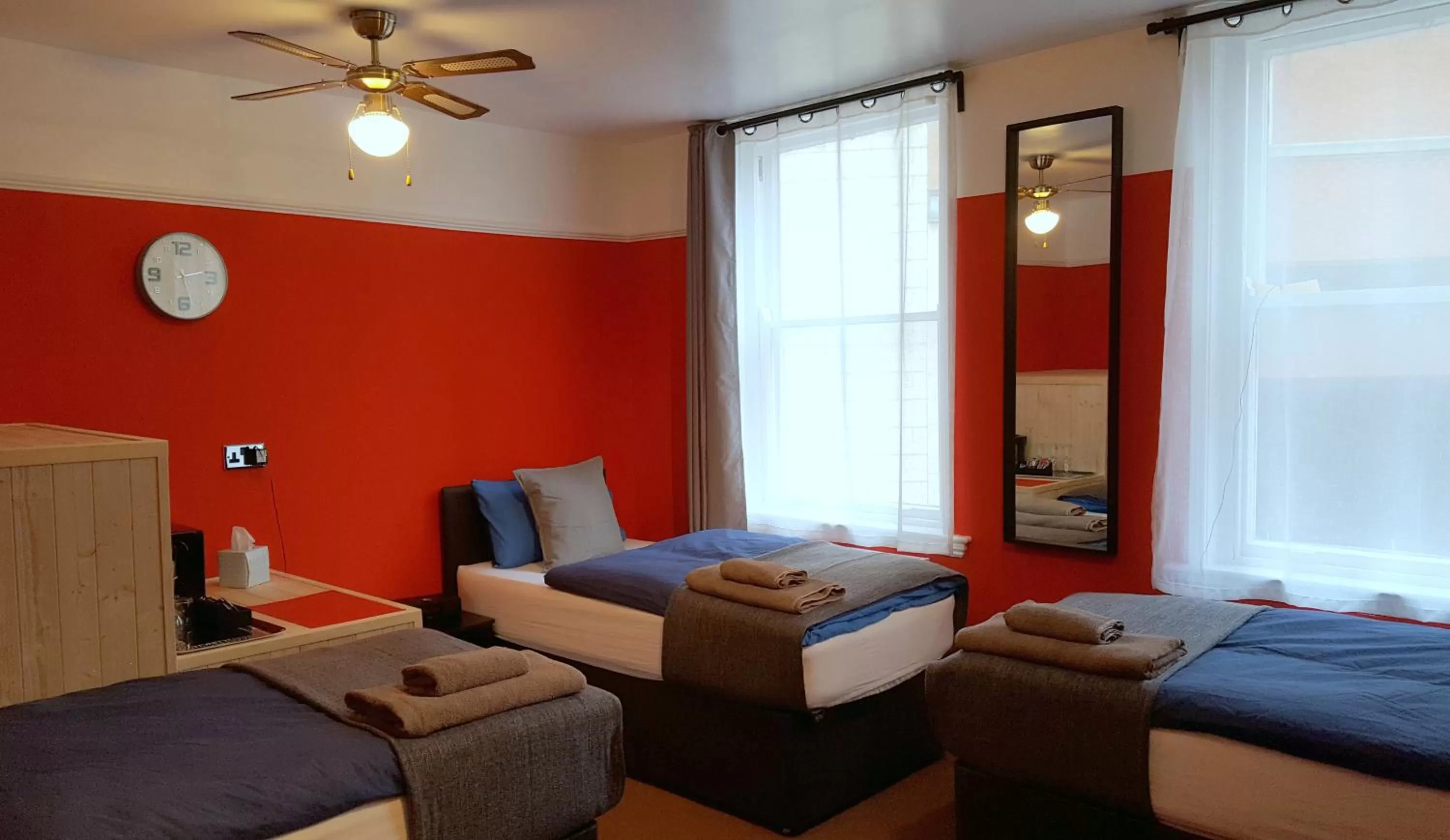 Photo of the whole room, Bed in Robin 7 Lodge City Centre