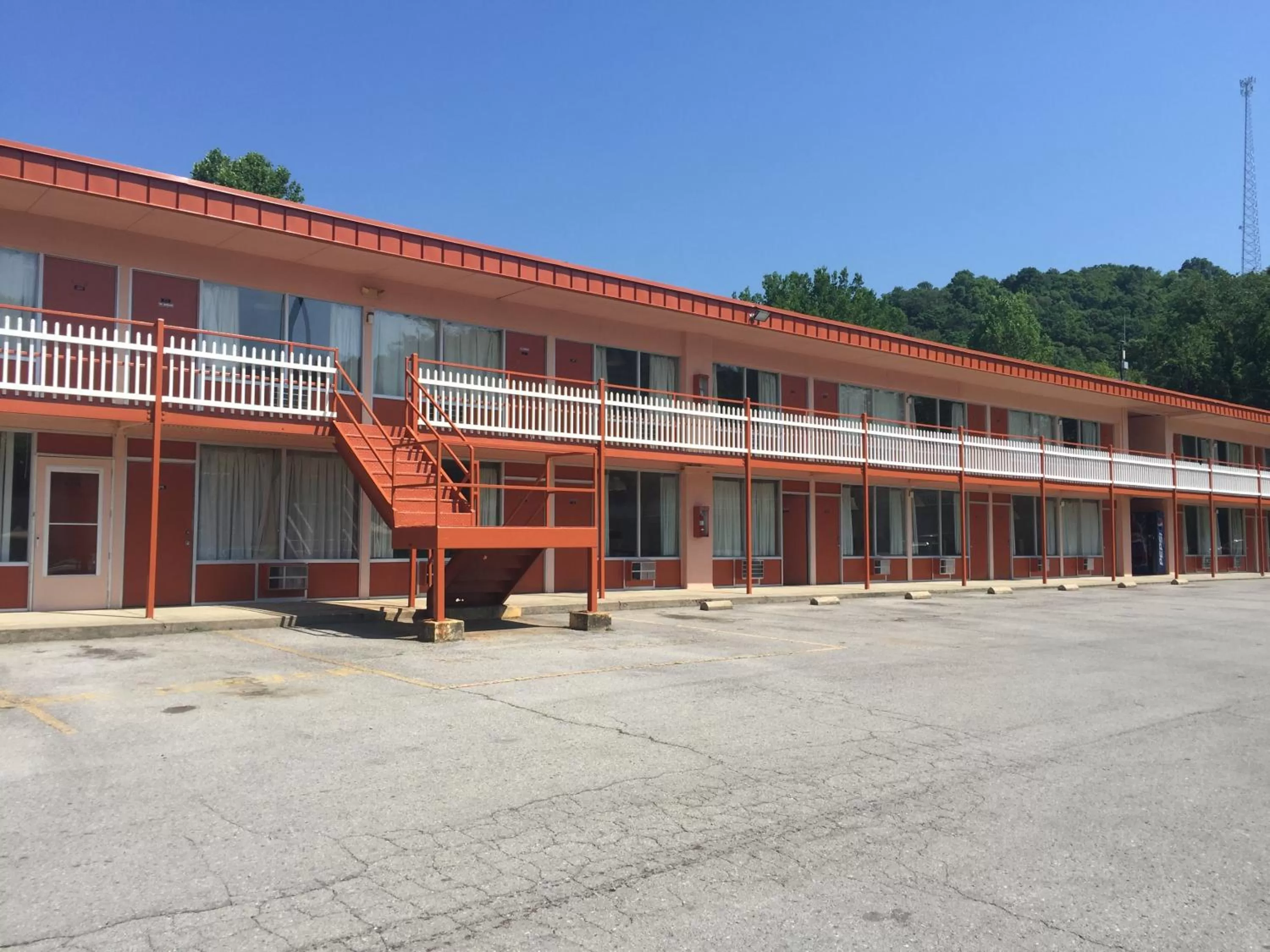 Property building in Daniel Boone Motor Inn