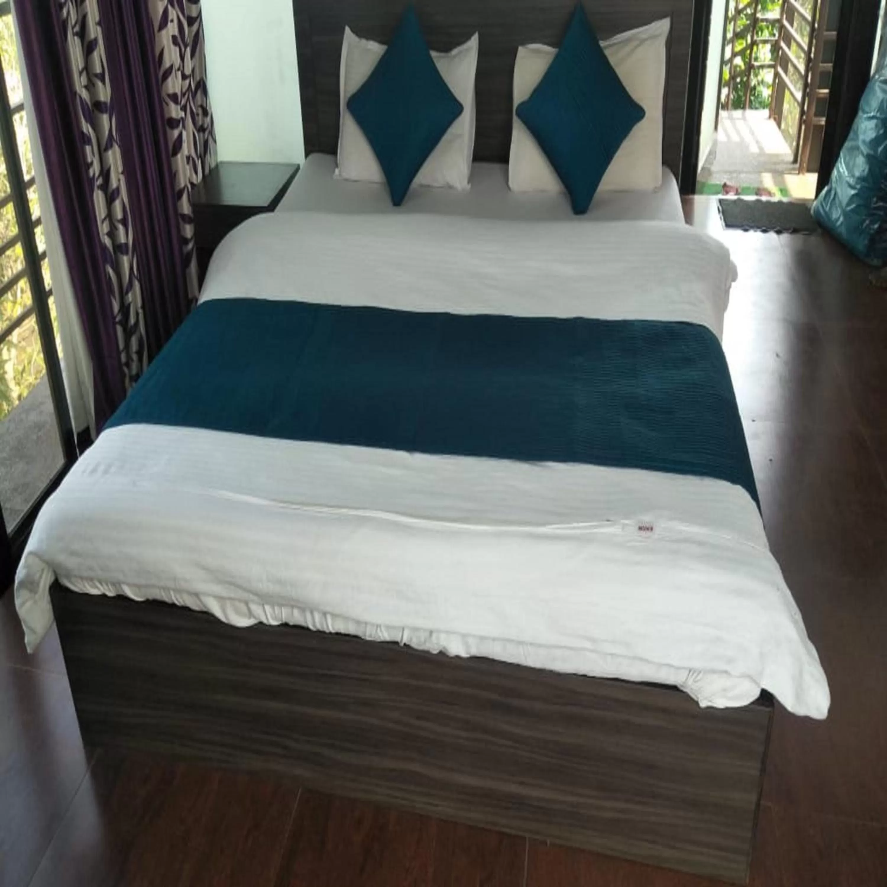 Bedroom, Bed in Jayshin Lake Vaitarna Resort - Igatpuri