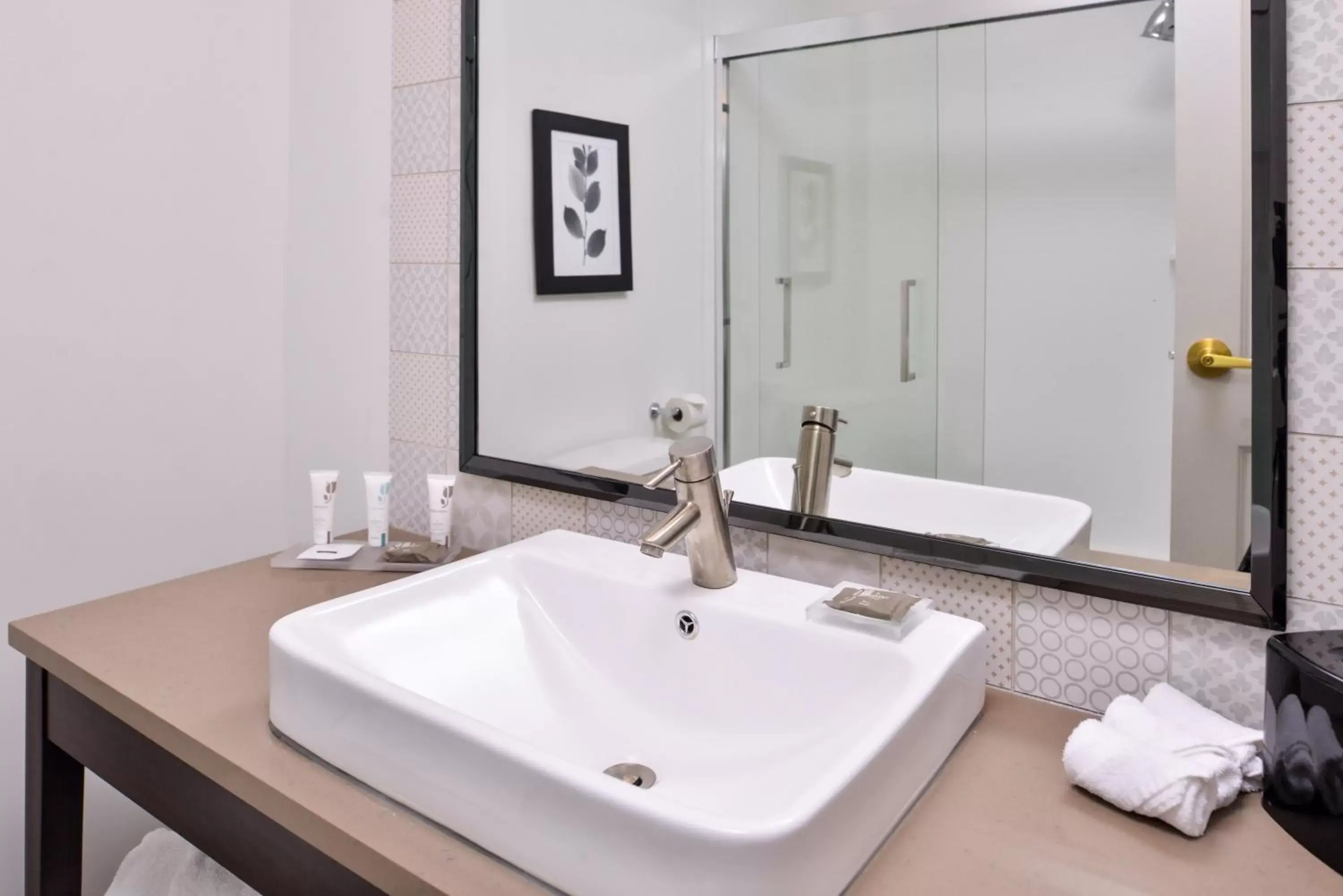 Queen Room with Two Queen Beds - Disability Access in Country Inn & Suites by Radisson, Tinley Park, IL Queen Room with Two Queen Beds - Disability Access in Country Inn & Suites by Radisson, Tinley Park, IL