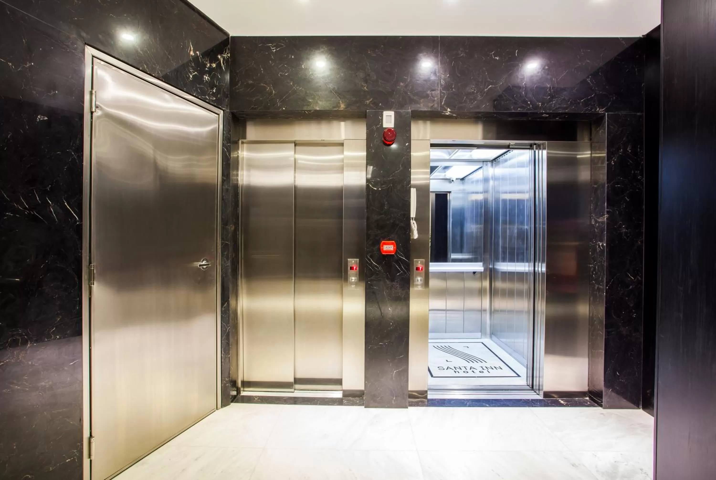 Lobby or reception in Santa Inn Hotel