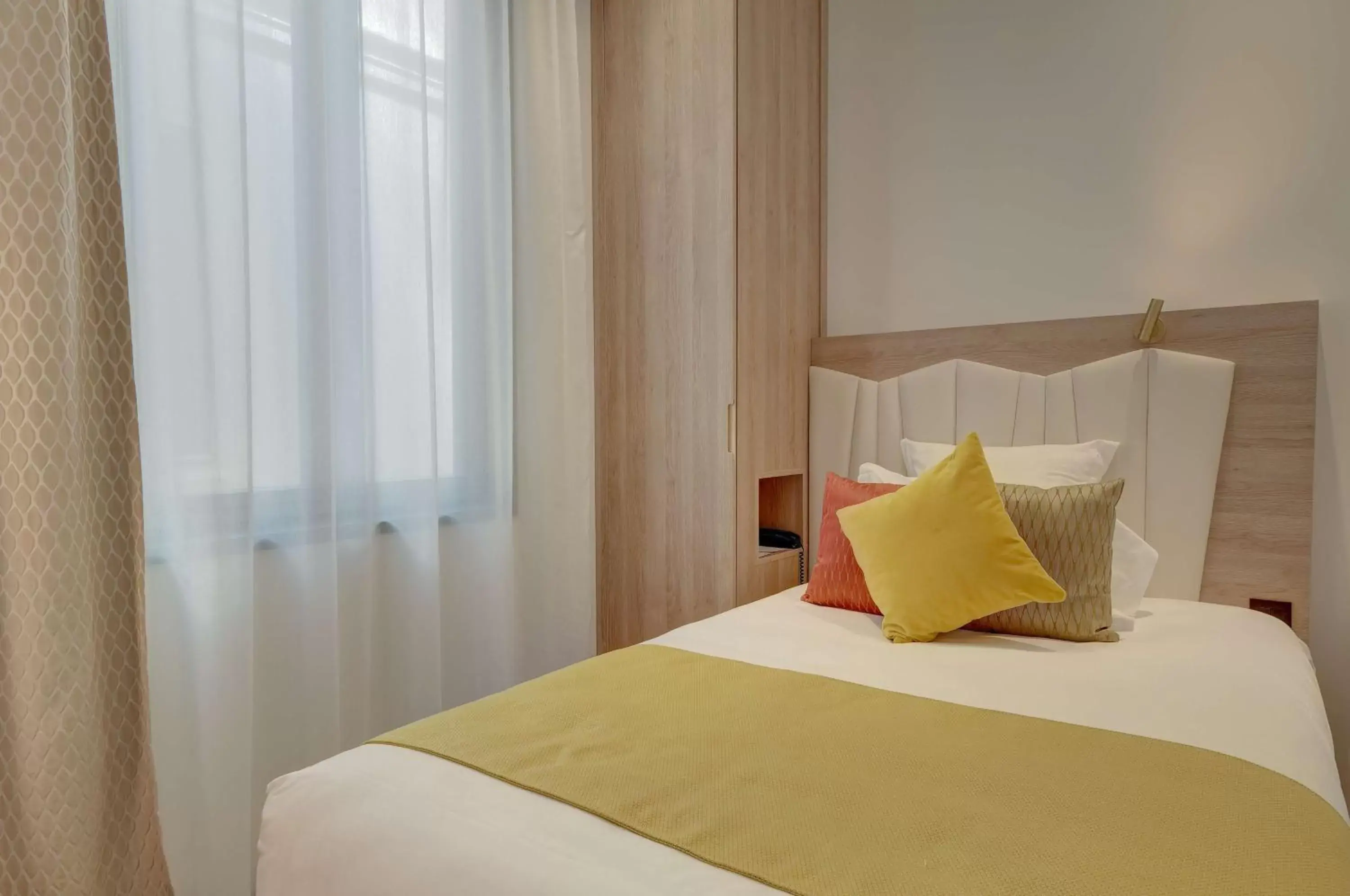 Classic Single Room in Best Western Plus Comedie Saint Roch Classic Single Room in Best Western Plus Comedie Saint Roch