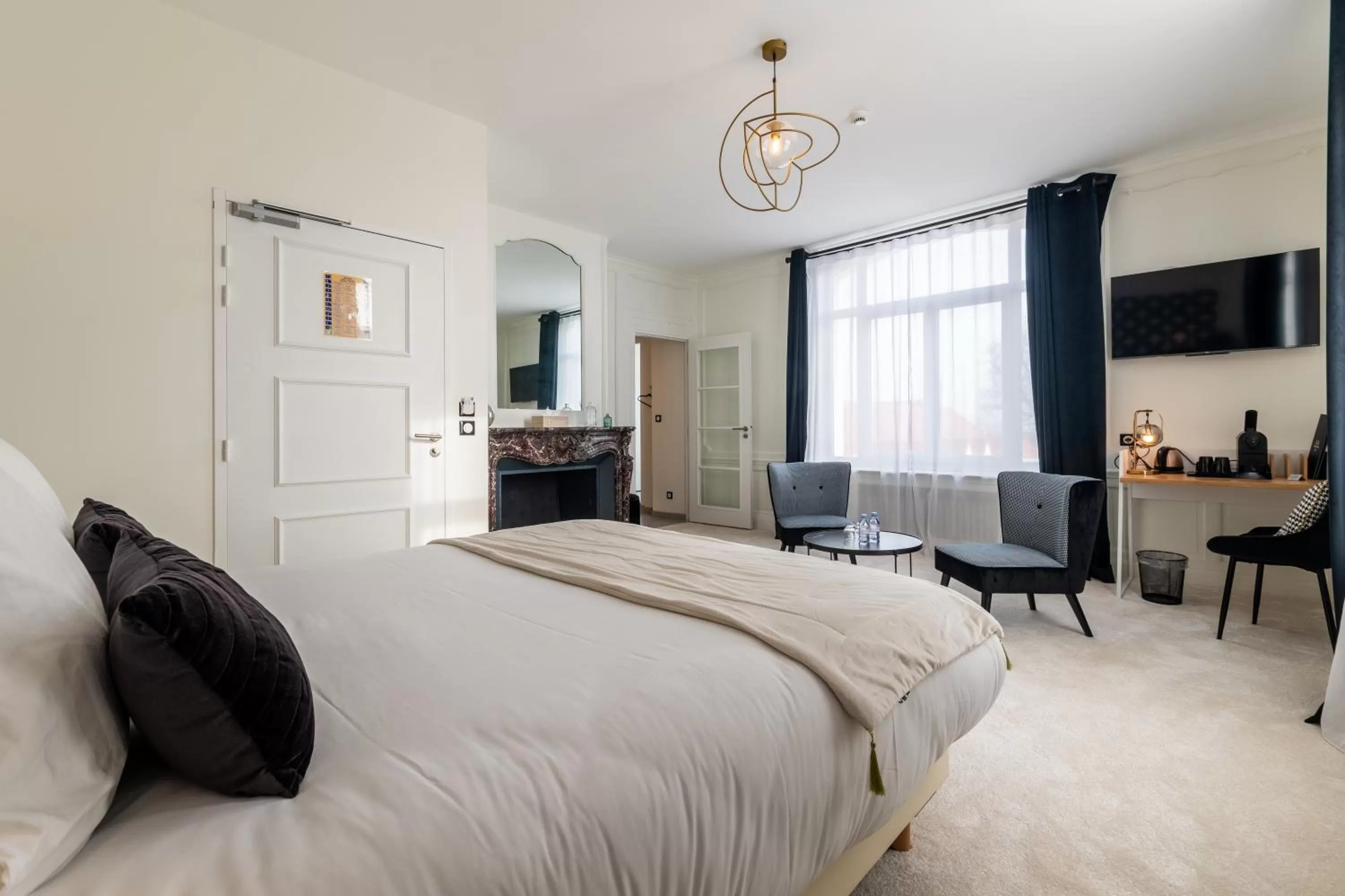 Property building, Bed in Hôtel Échappée en Baie - Parking privé gratuit dont forfaits bornes électriques réservable