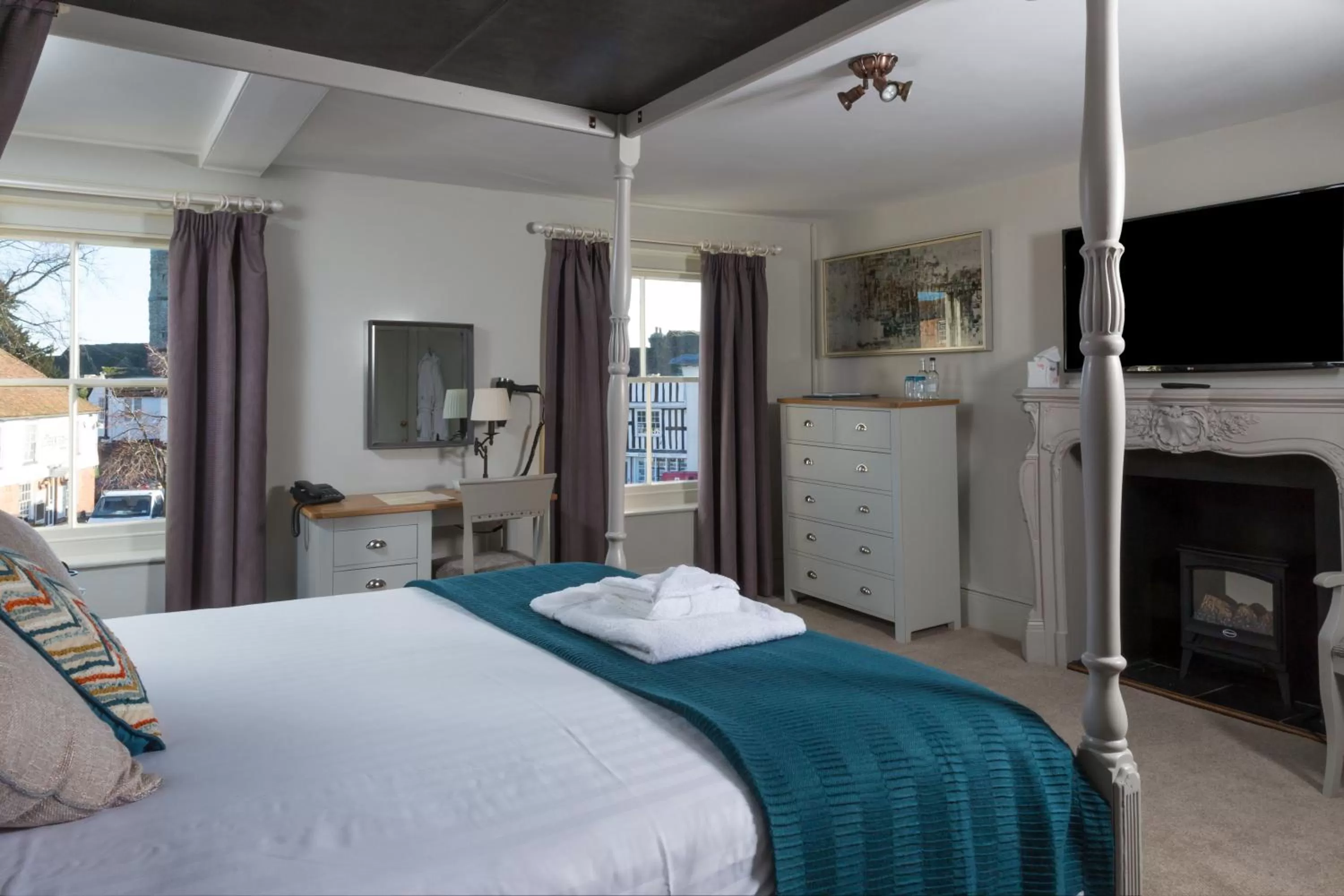 Bedroom, Bed in The Dog & Bear Hotel