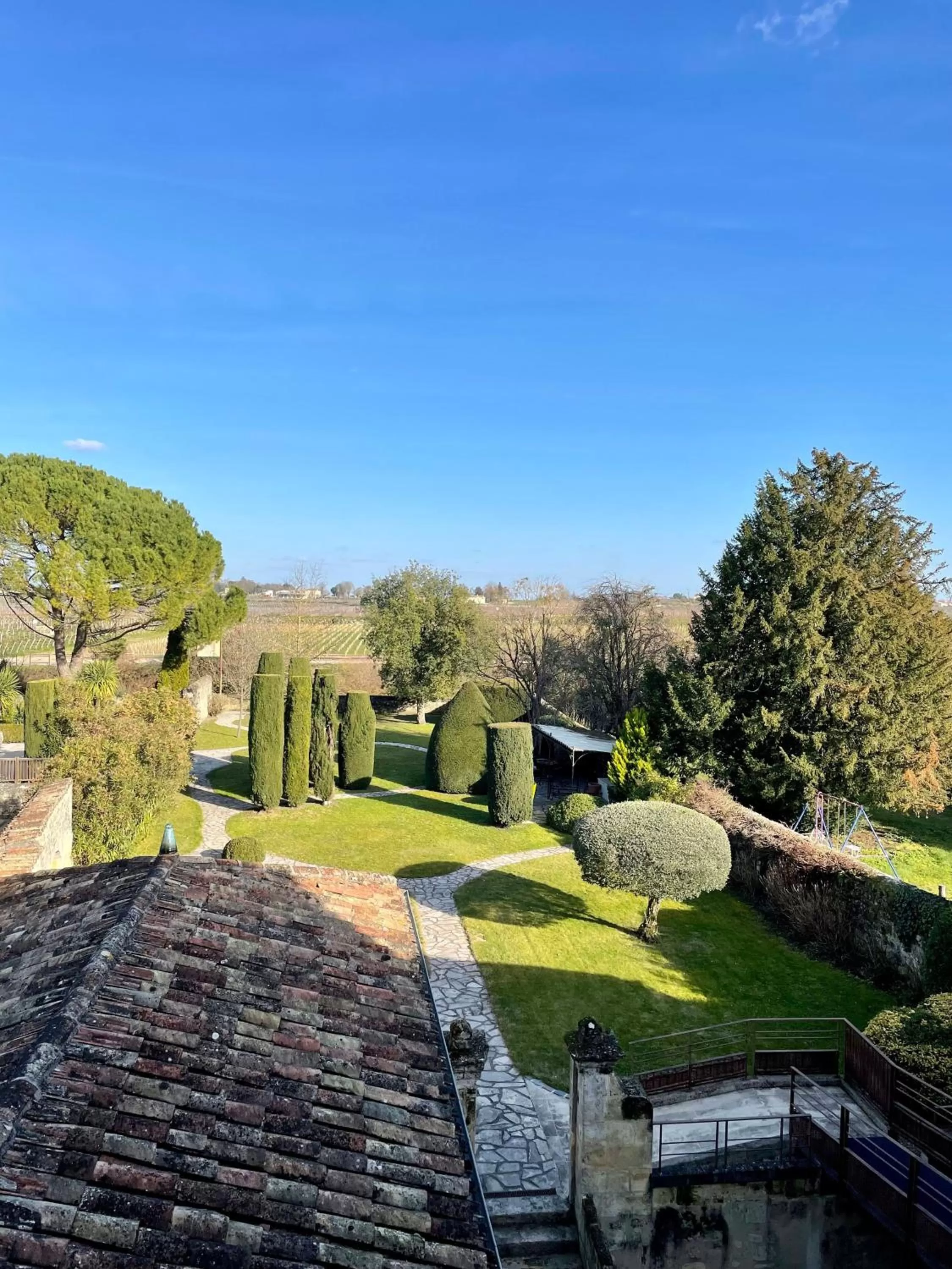 Garden in Hôtel Au Logis des Remparts