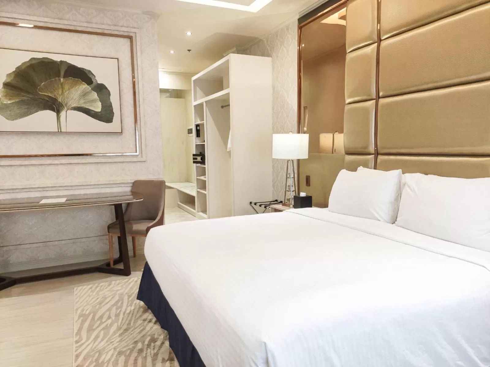 Bedroom, Bed in The Monarch Hotel