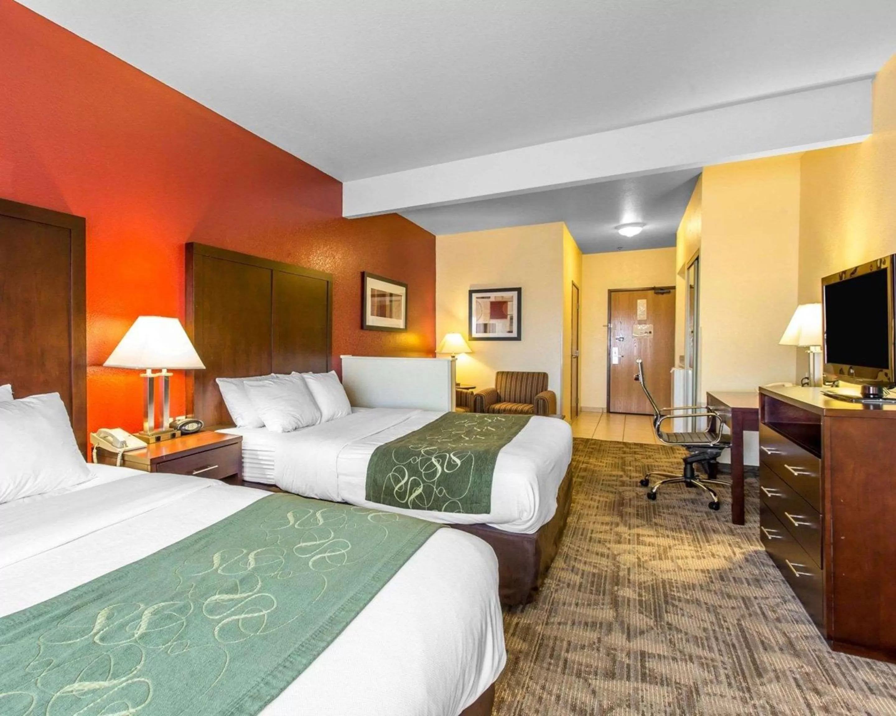 Photo of the whole room, Bed in Comfort Suites Palm Desert I-10