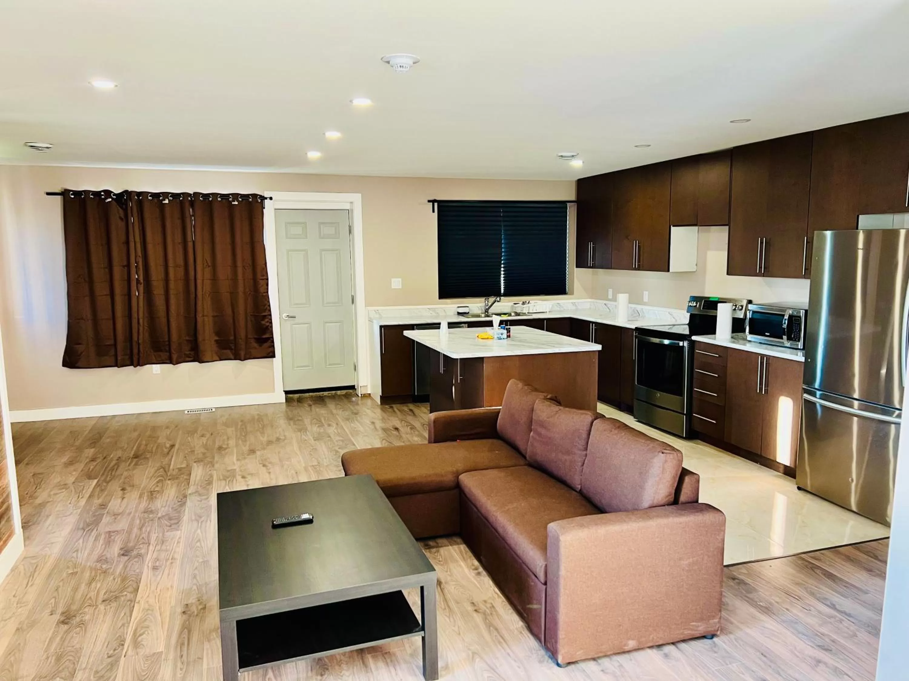 Kitchen or kitchenette in Super 8 by Wyndham Niagara Falls ON