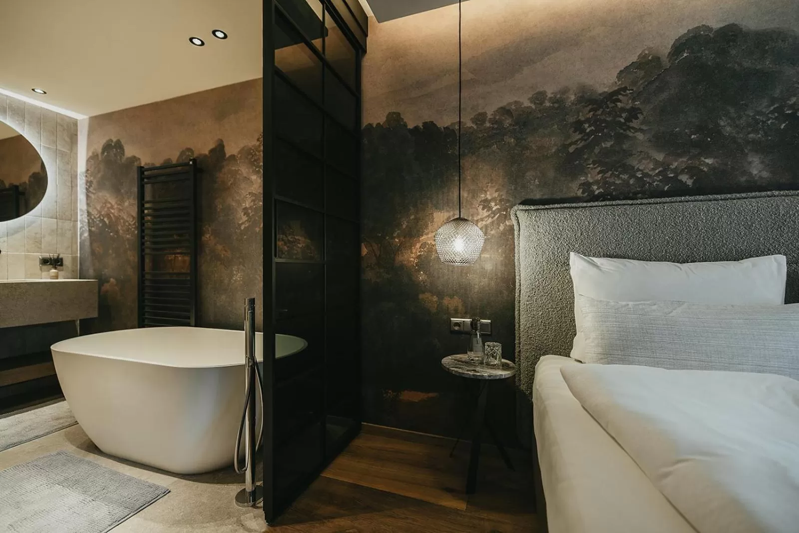 Bathroom, Bed in The Black Eagle Luxury Appartements