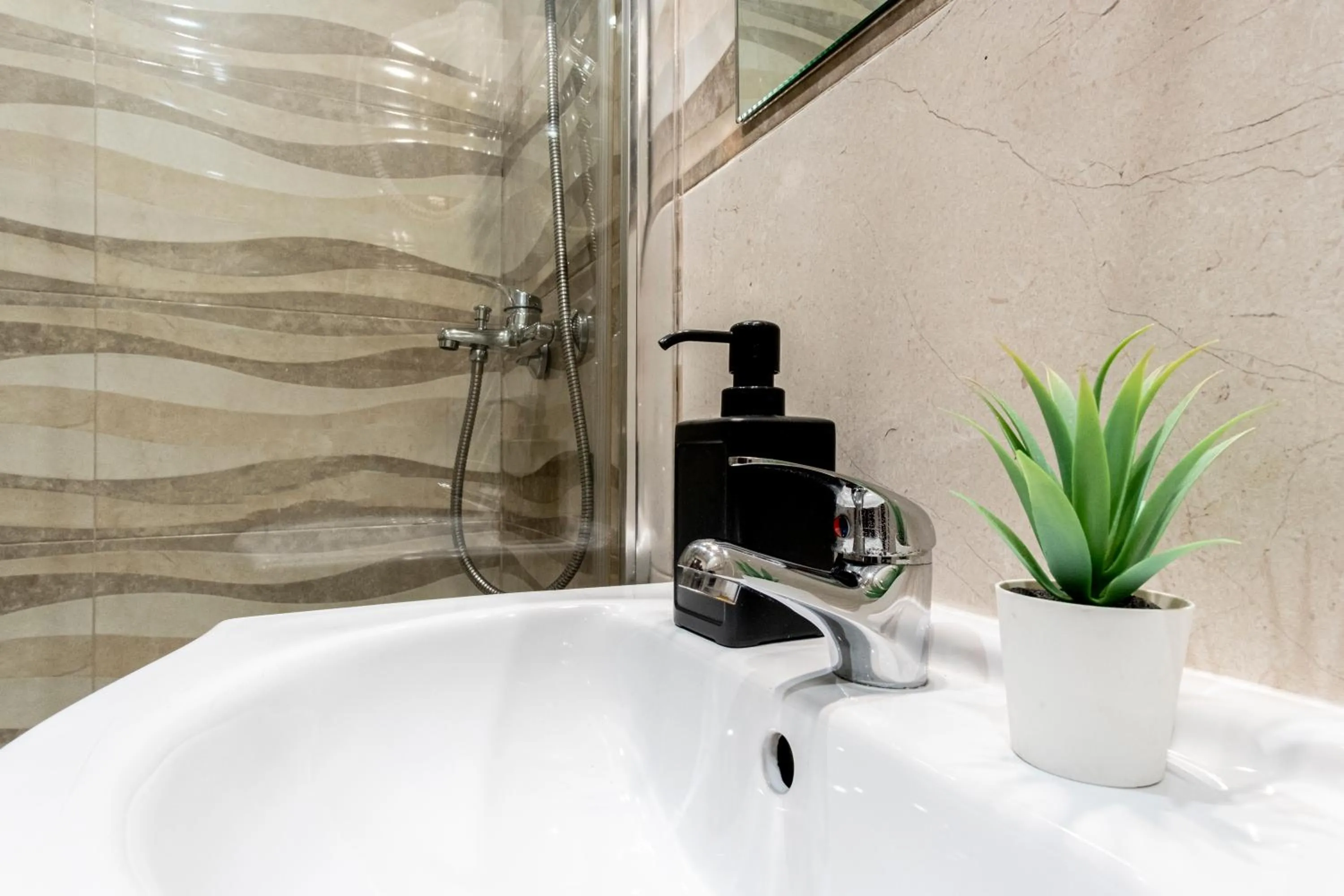 Shower in Hostal Rincón de Sol - Centro Madrid - Self Checkin