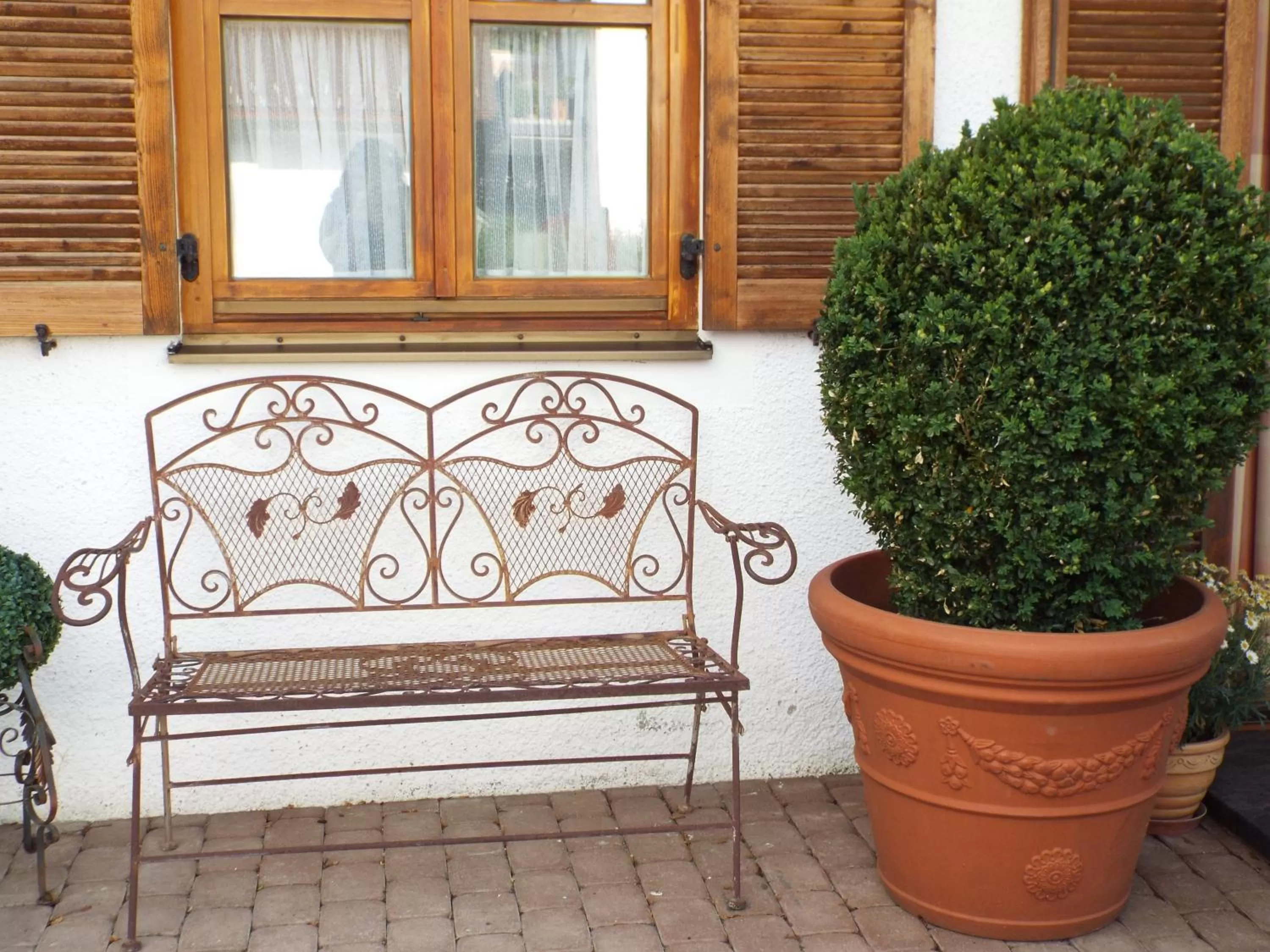 Facade/entrance, Seating Area in Hotel Isartaler Hof
