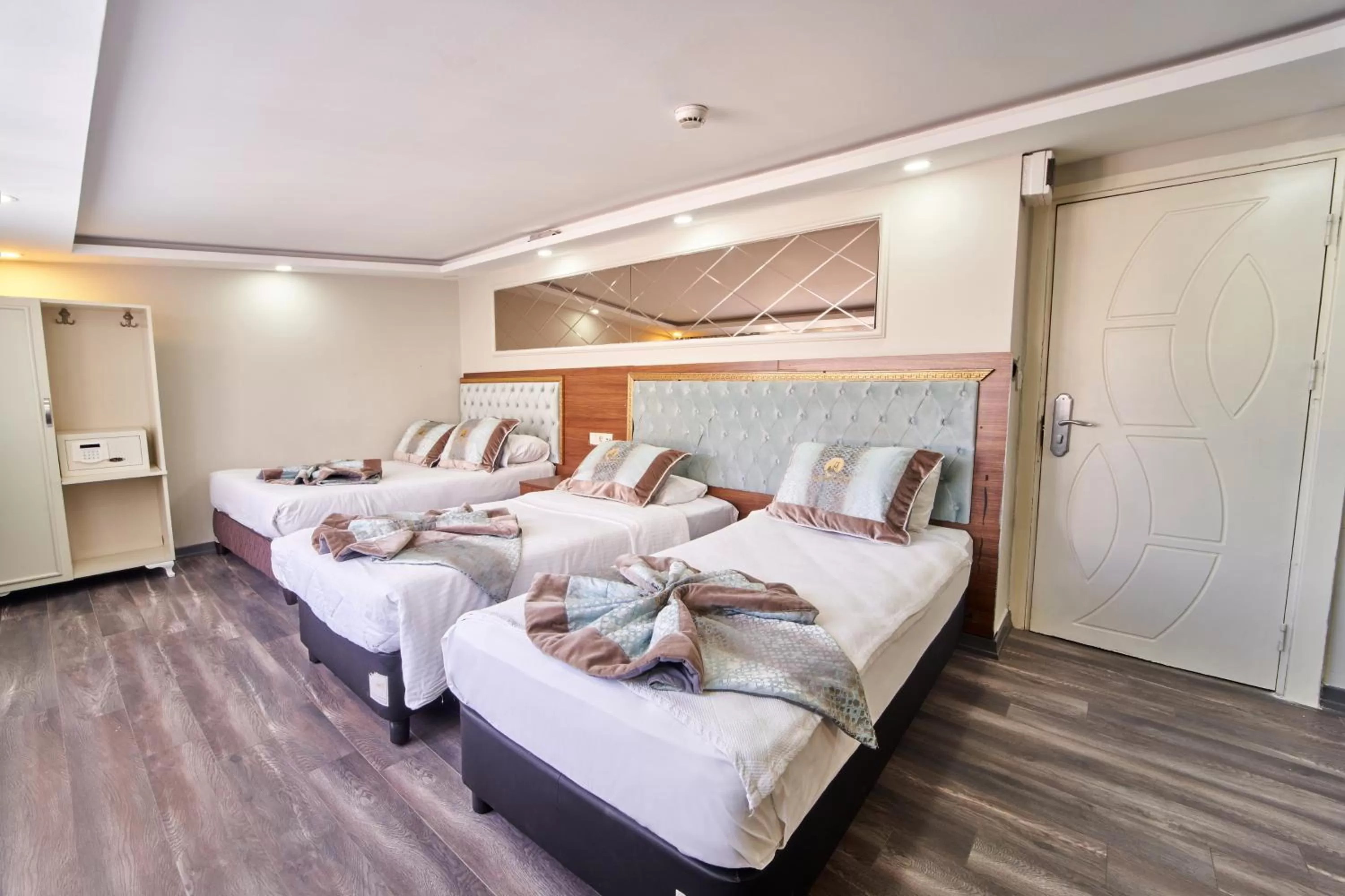 Photo of the whole room, Bed in Istanbul Sirkeci Hotel