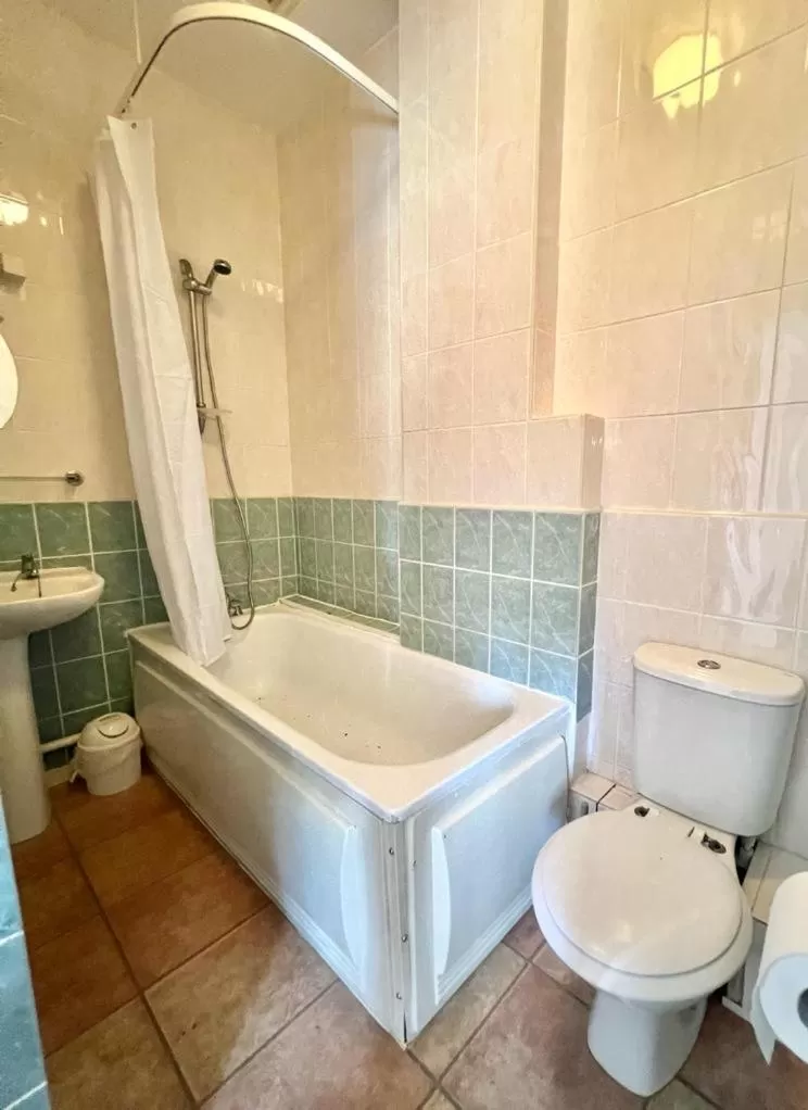 Shower, Bathroom in The Silver How