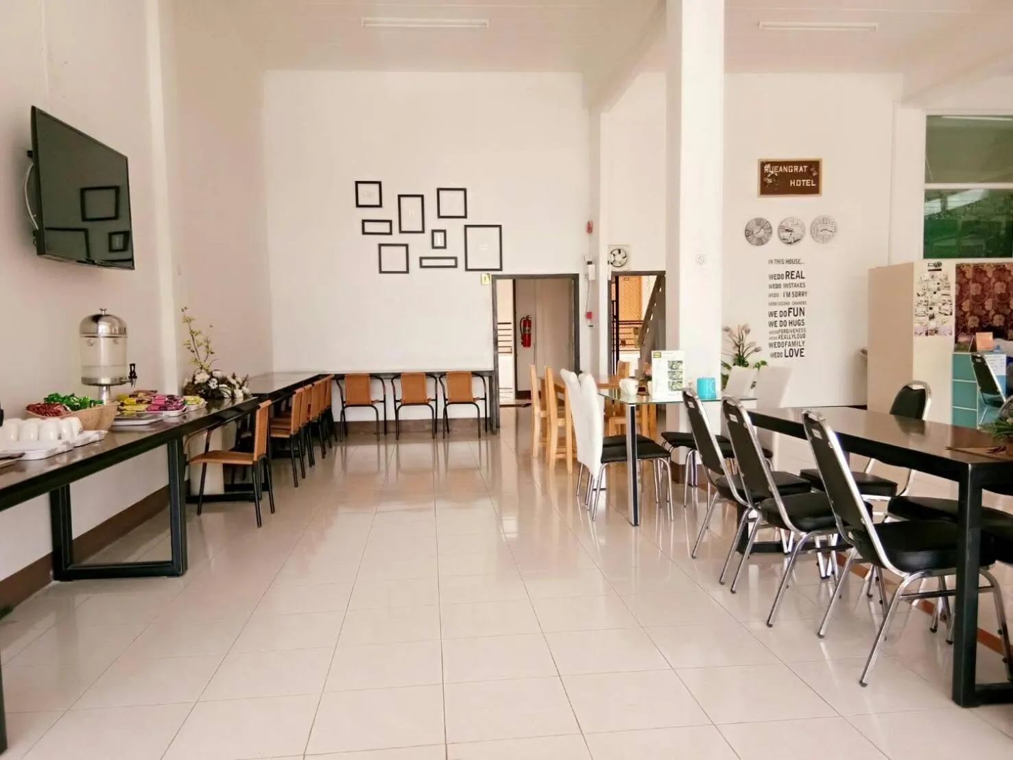 Restaurant/places to eat in Rueangrat Hotel