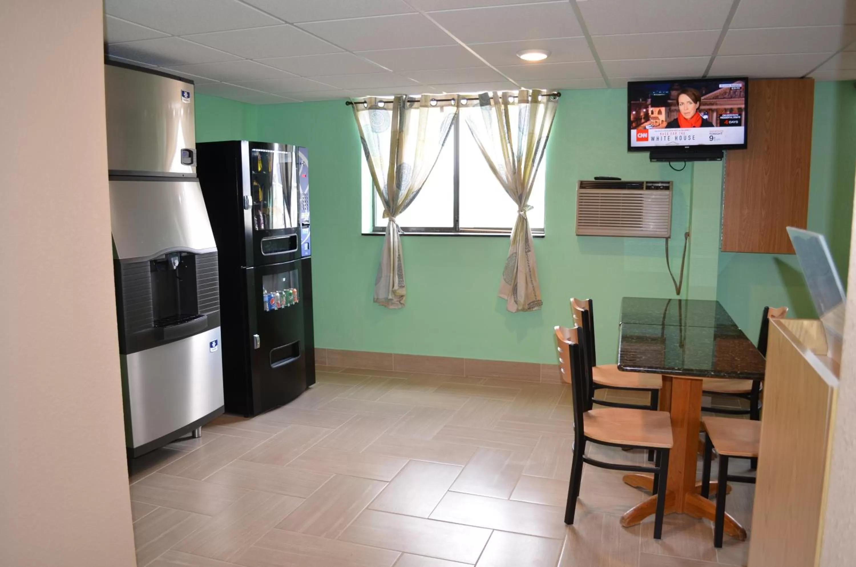 Food and drinks in Super 8 by Wyndham Devils Lake