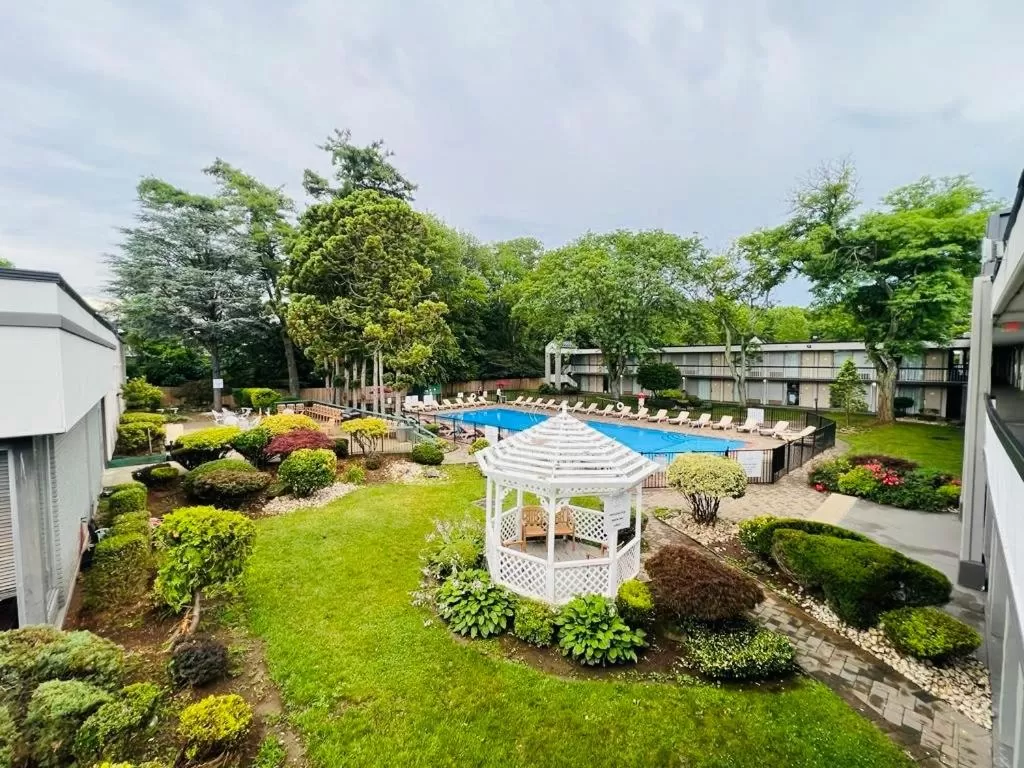 Garden in Quality Inn Wayne - Fairfield Area