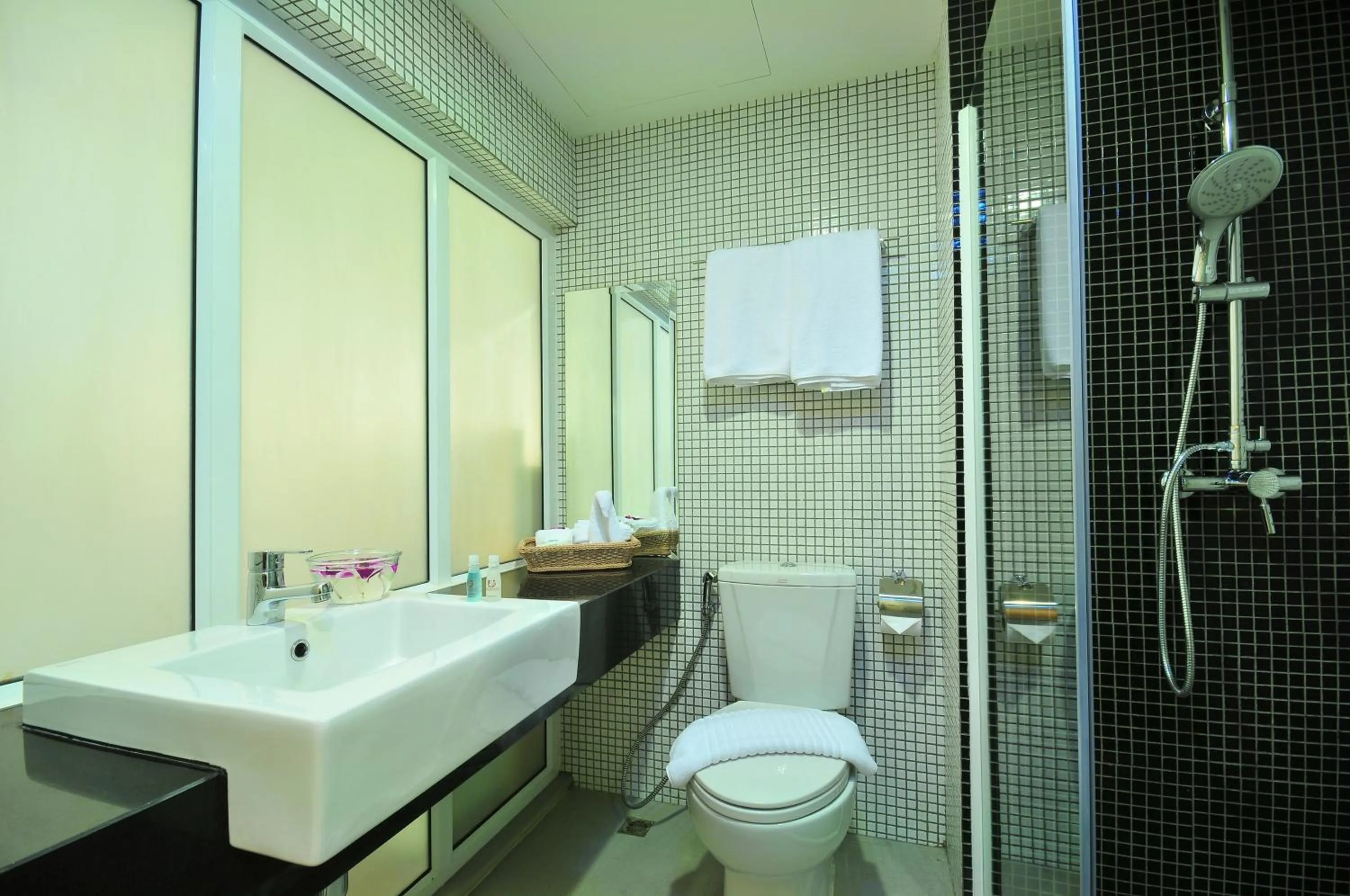 Bathroom in OYO 225 Premier Place Bangkok