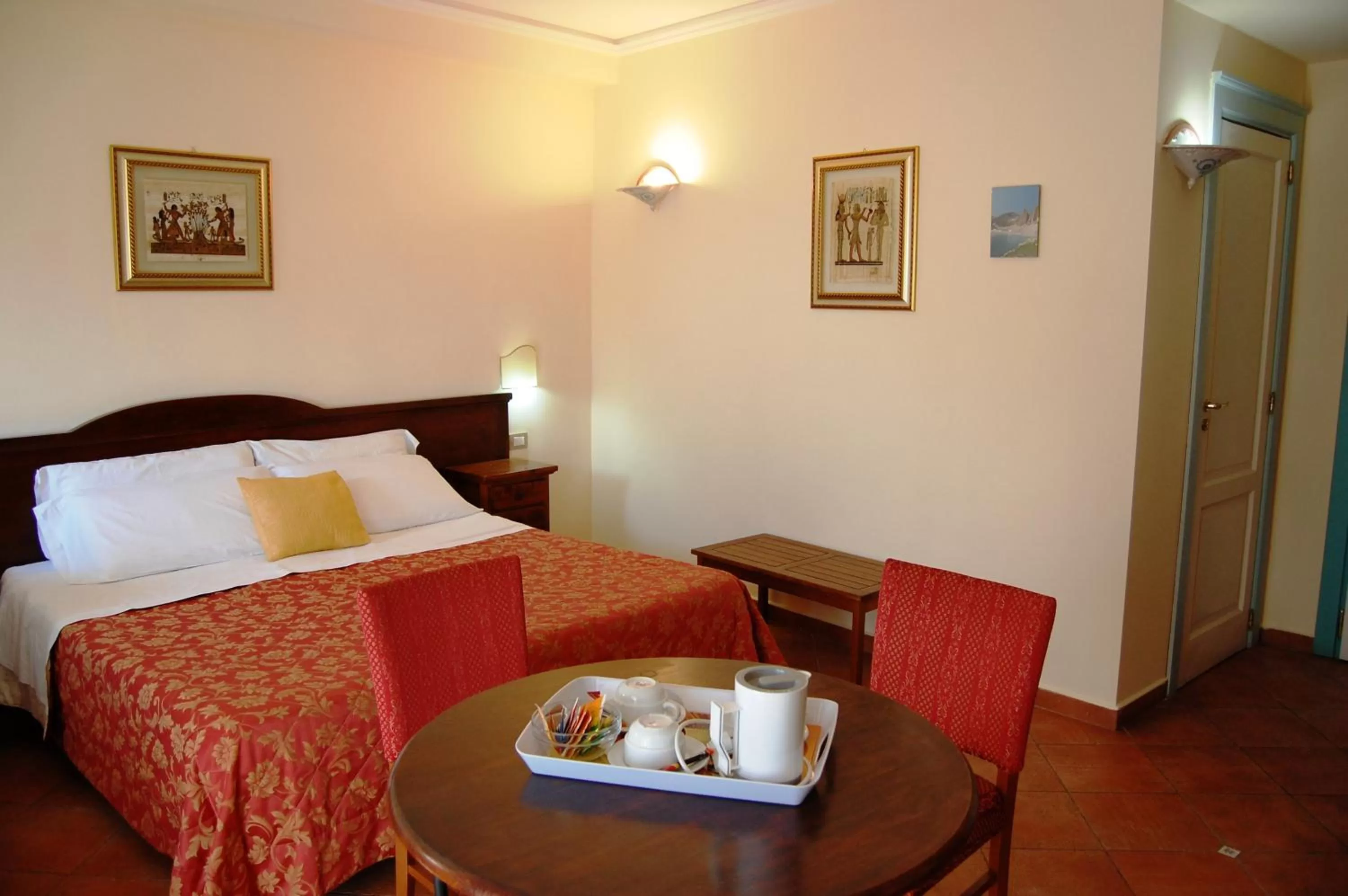 Shower, Bed in Hotel Mediterraneo