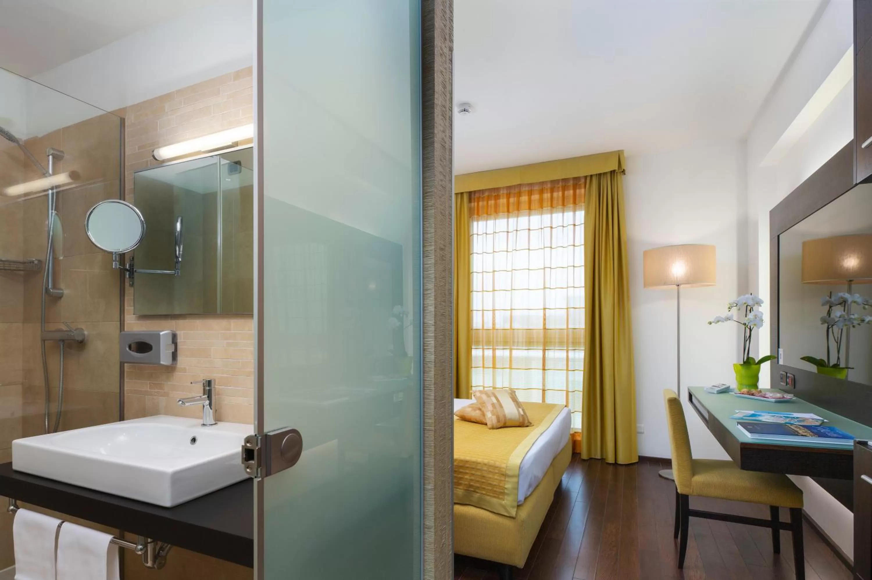 Bathroom, Bed in Hotel Mercure Siracusa
