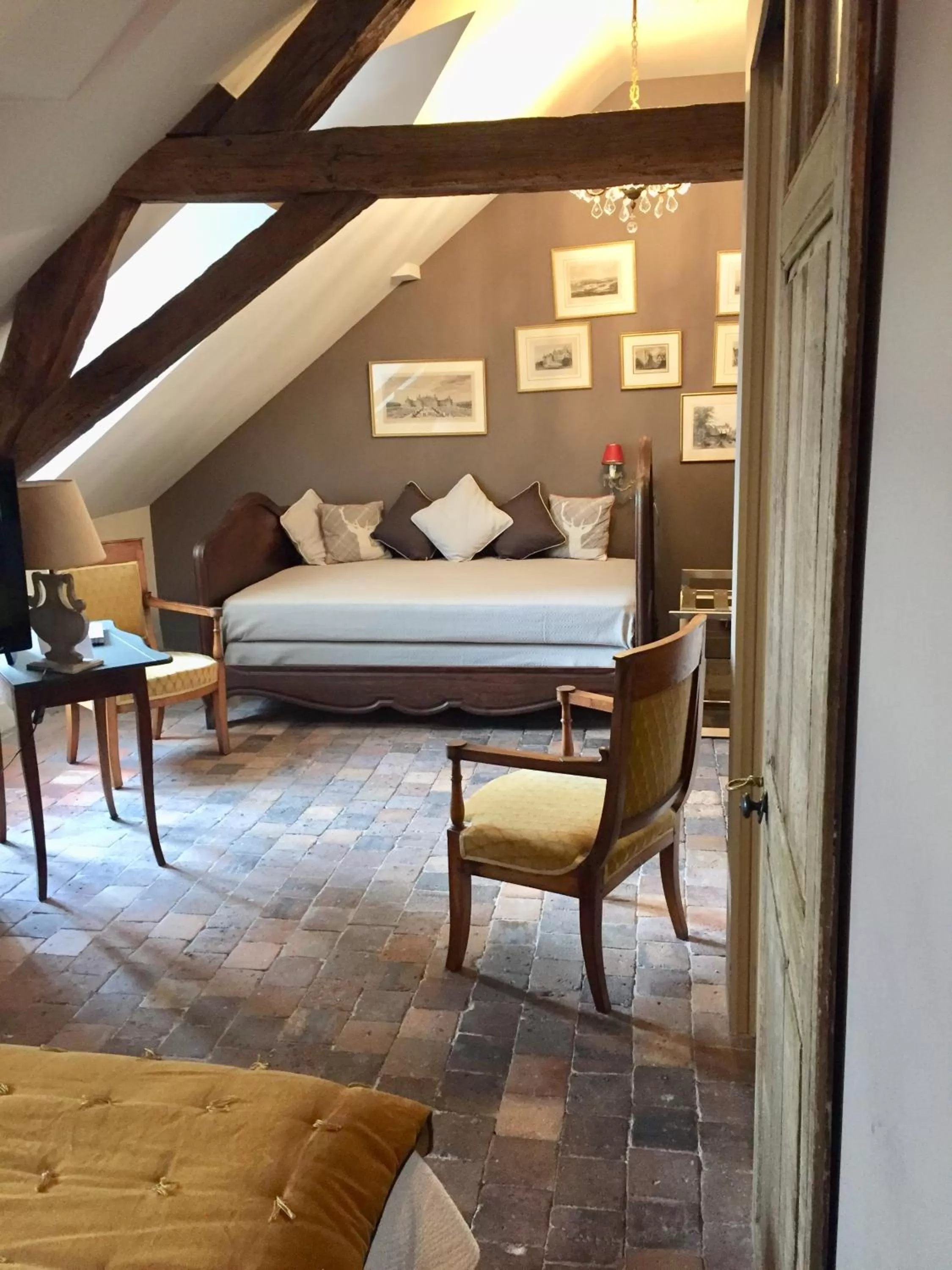 Bed in Au 16 Place Saint Louis