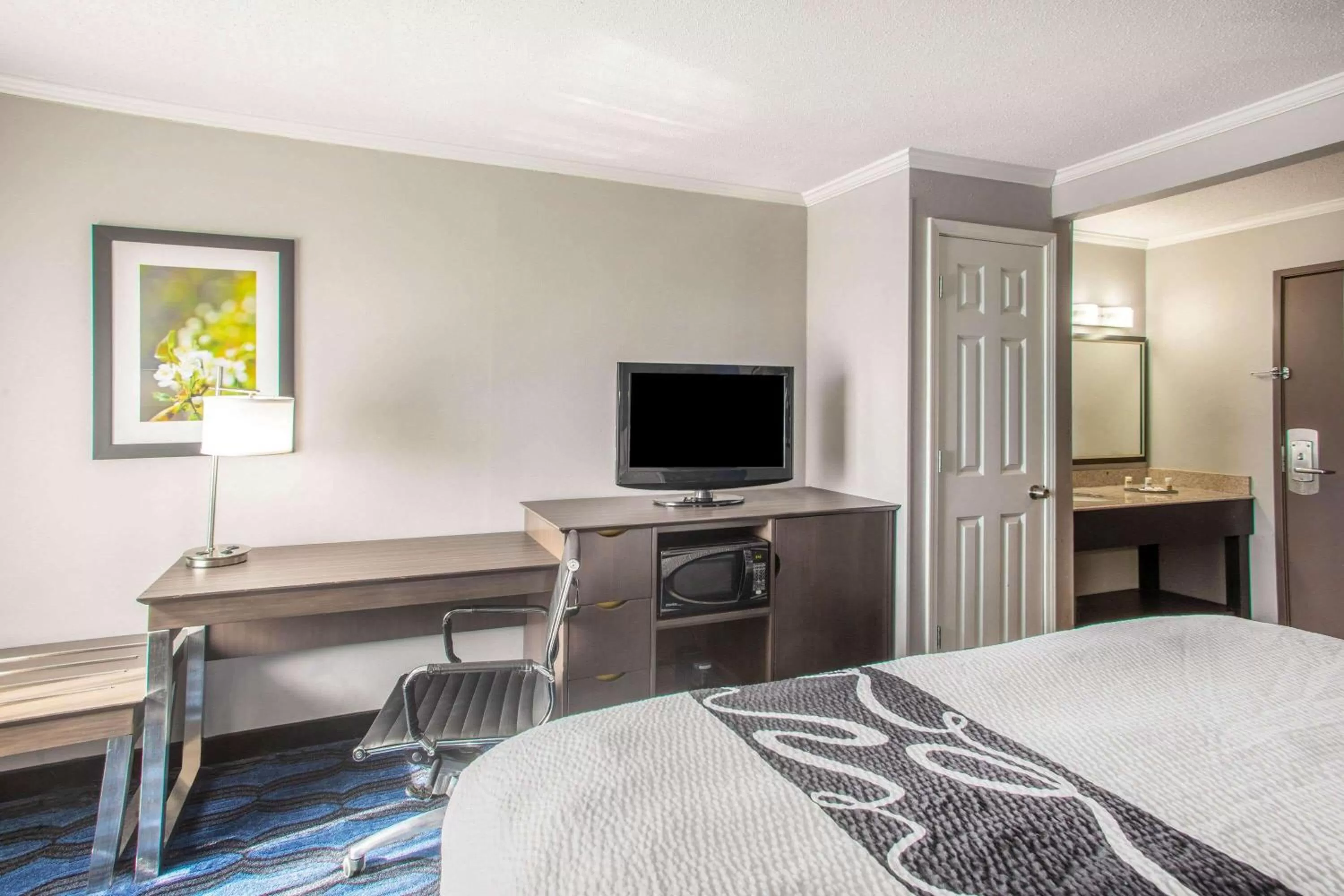 Photo of the whole room, Bed in La Quinta Inn by Wyndham St. Louis Hazelwood - Airport North