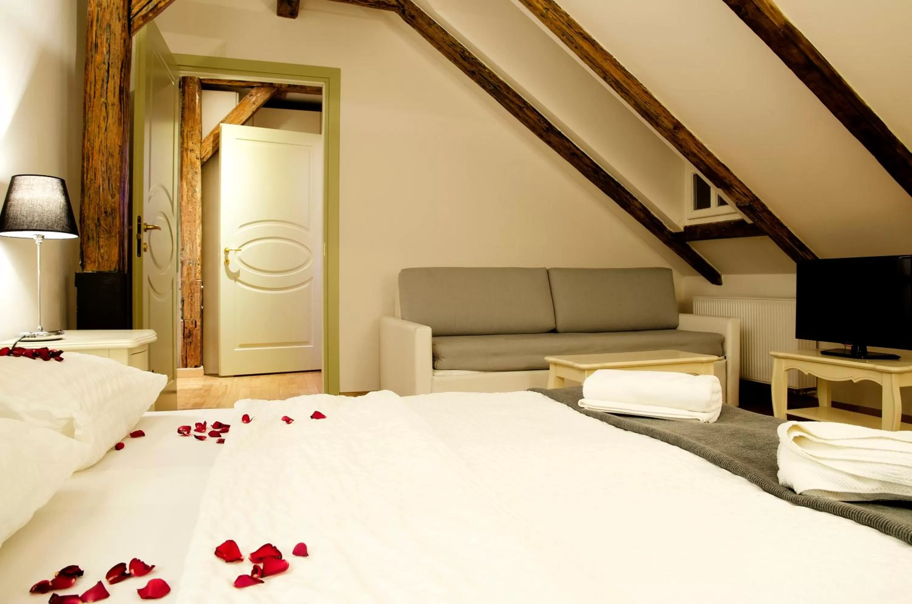Bedroom, Bed in Dolce Vita Suites Boutique