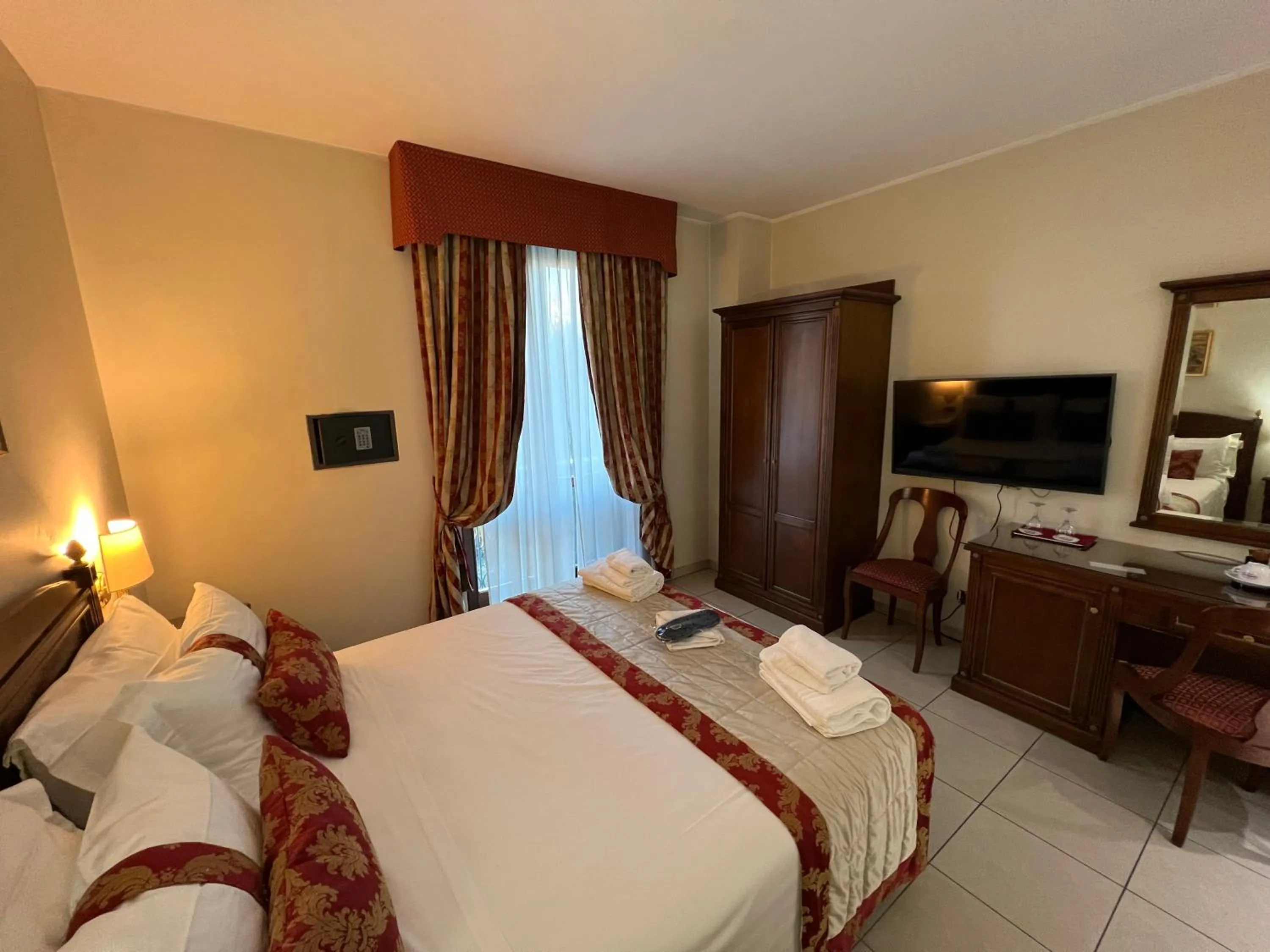 Bedroom, Bed in Hotel Villa Savoia