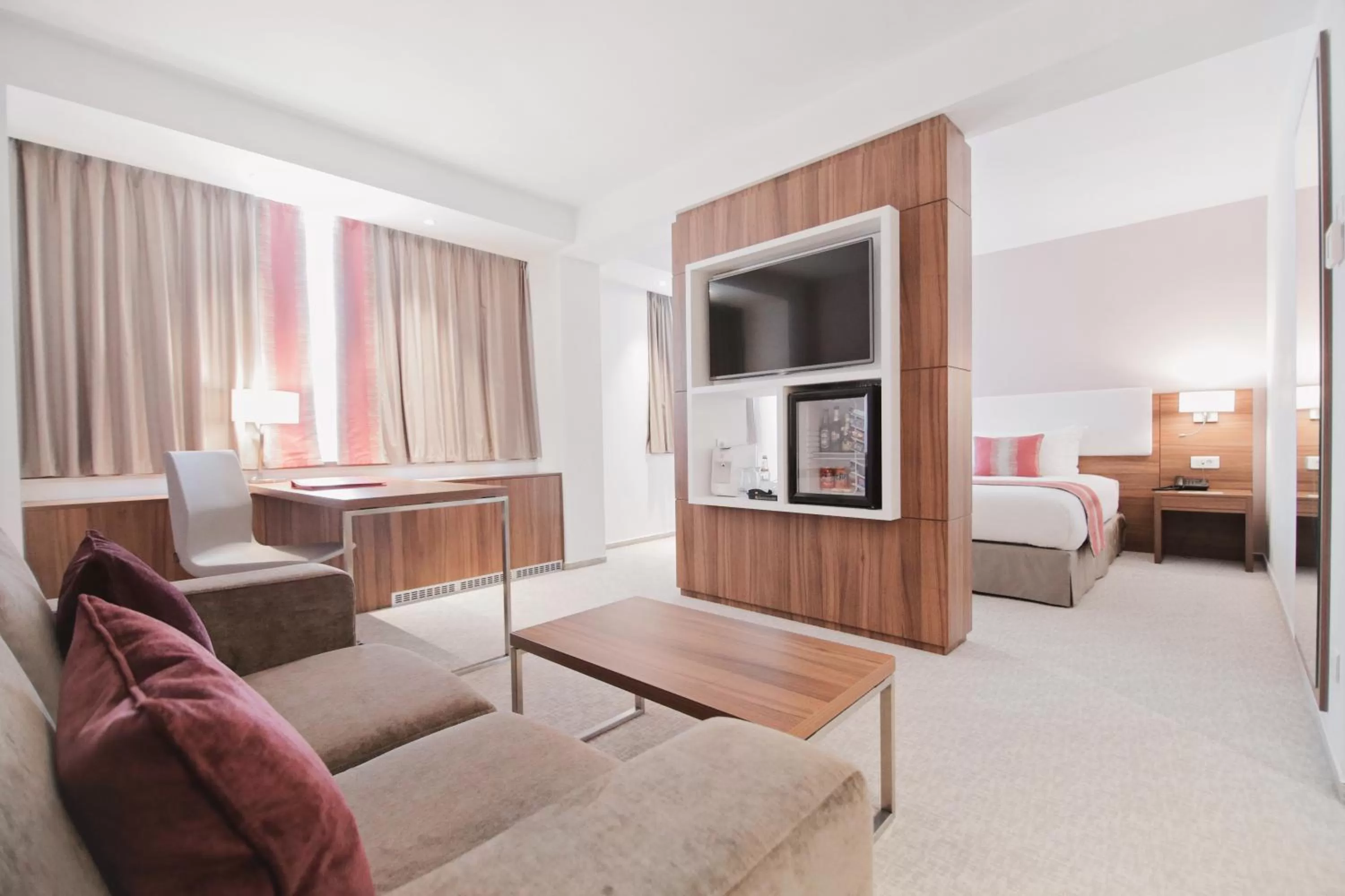 On site, Bed in Ramada Plaza Craiova