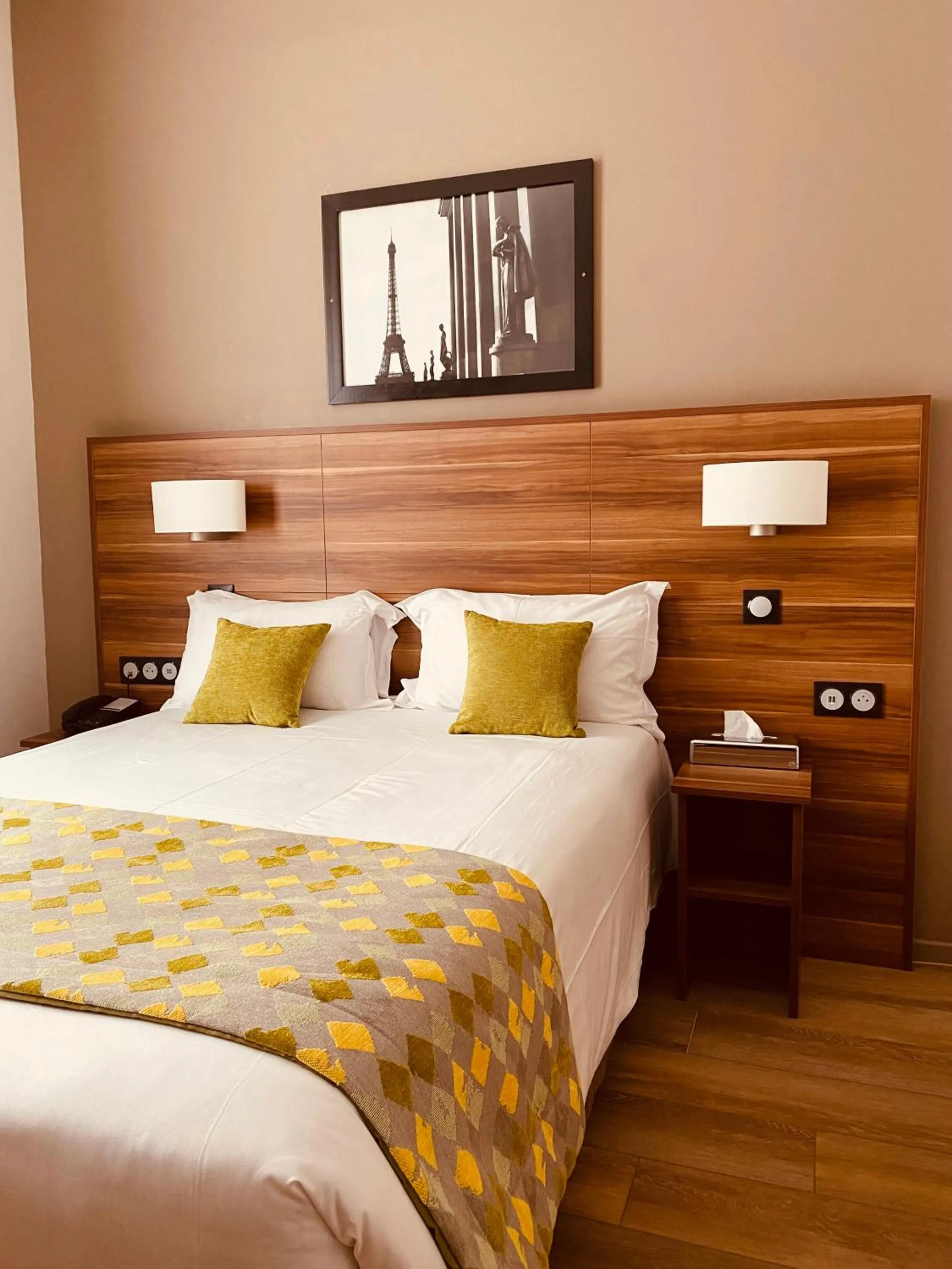 Photo of the whole room, Bed in Hotel Chabrol Opera