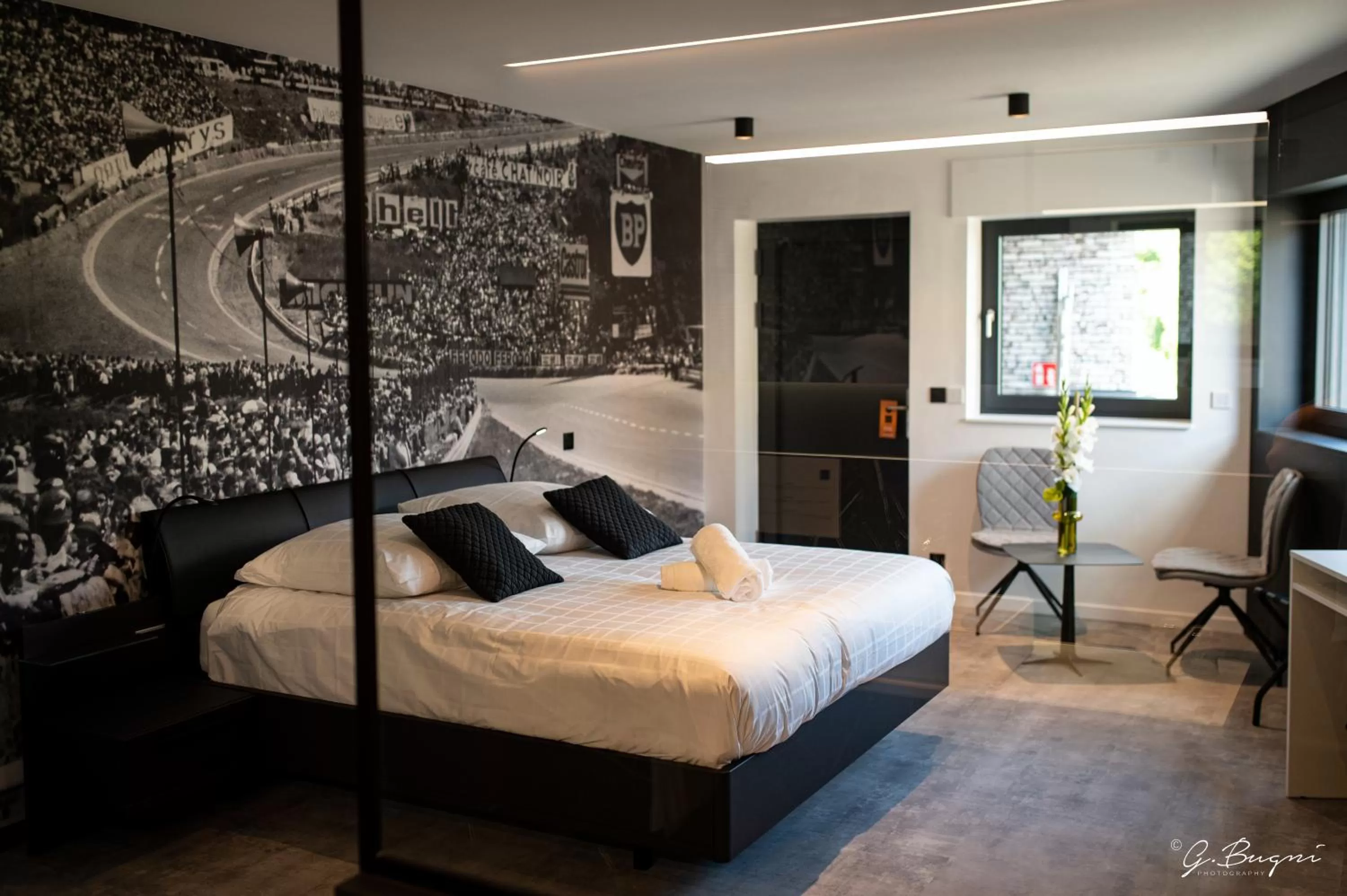 Bed in La Reine Hôtel & Restaurant